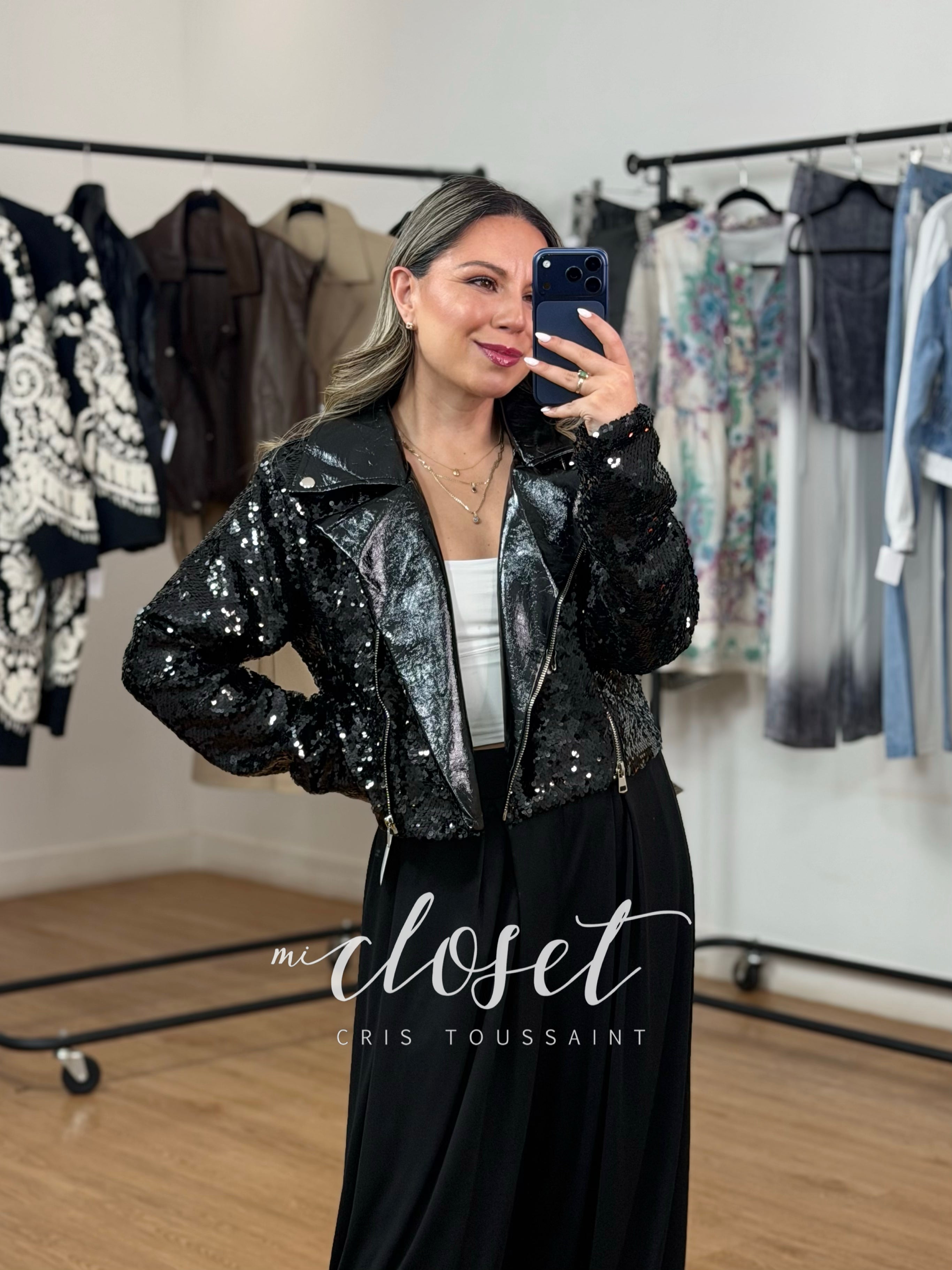 CHAMARRA BIKER DE LENTEJUELAS CON CUELLO Y SOLAPA EFECTO CHAROL