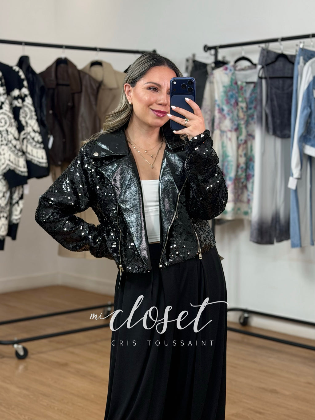 CHAMARRA BIKER DE LENTEJUELAS CON CUELLO Y SOLAPA EFECTO CHAROL