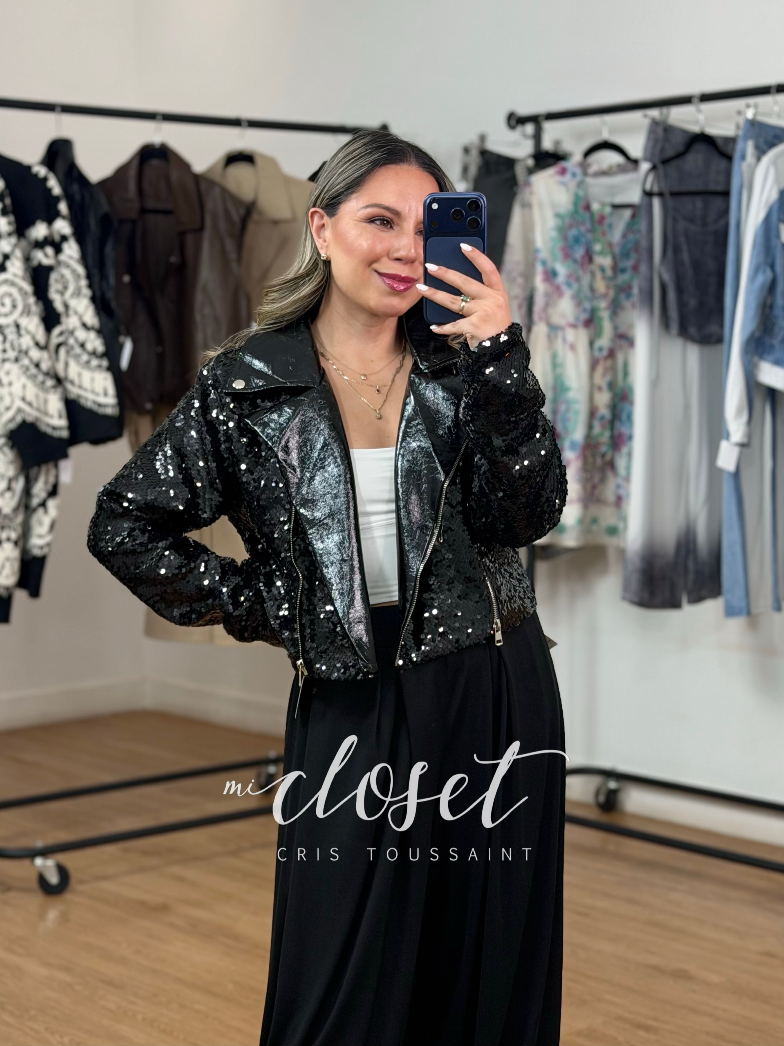 CHAMARRA BIKER DE LENTEJUELAS CON CUELLO Y SOLAPA EFECTO CHAROL