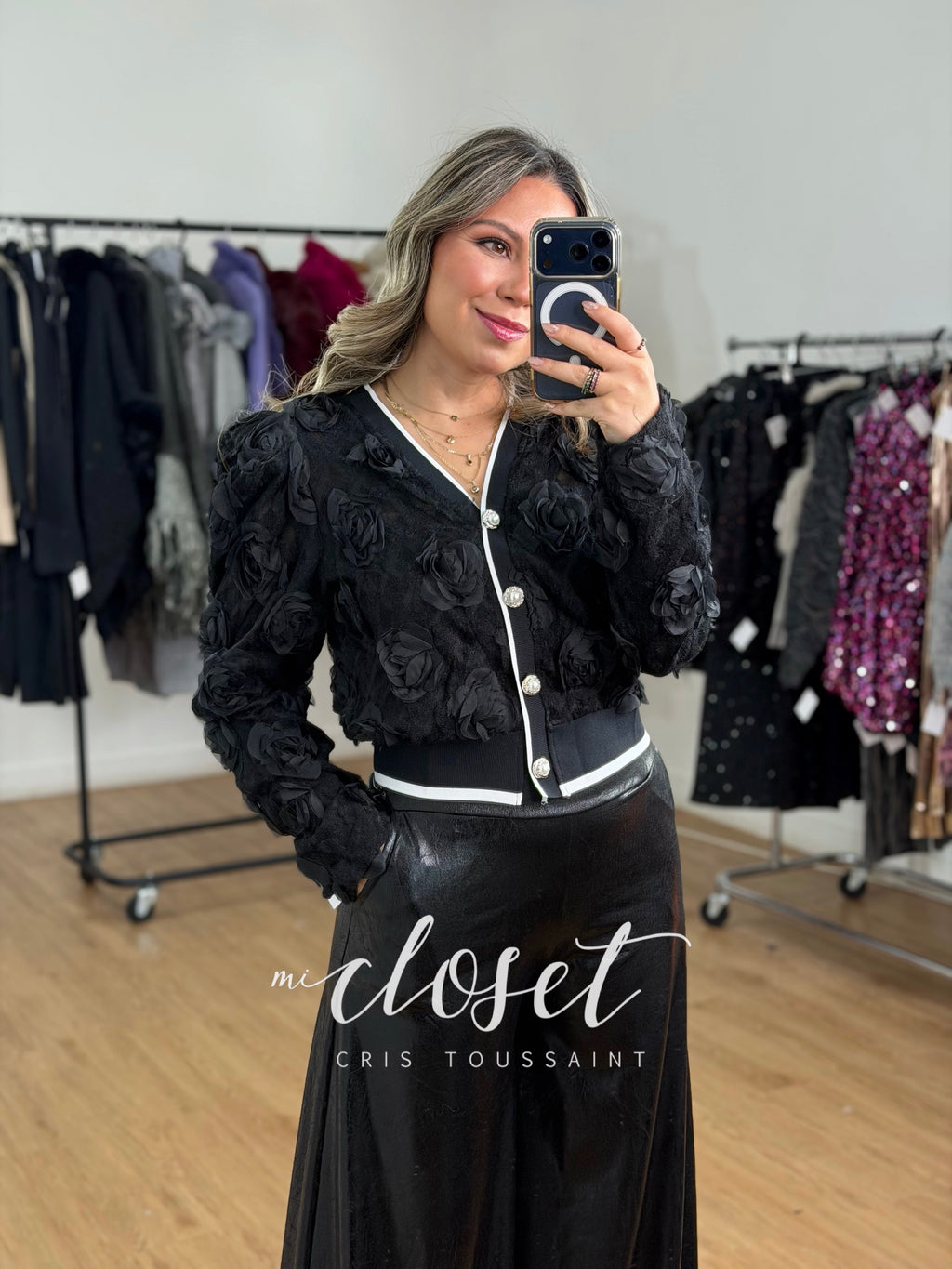 SWEATER CORTO CON APLICACIONES DE FLORES, HOMBRERAS Y BOTONES CON PERLAS