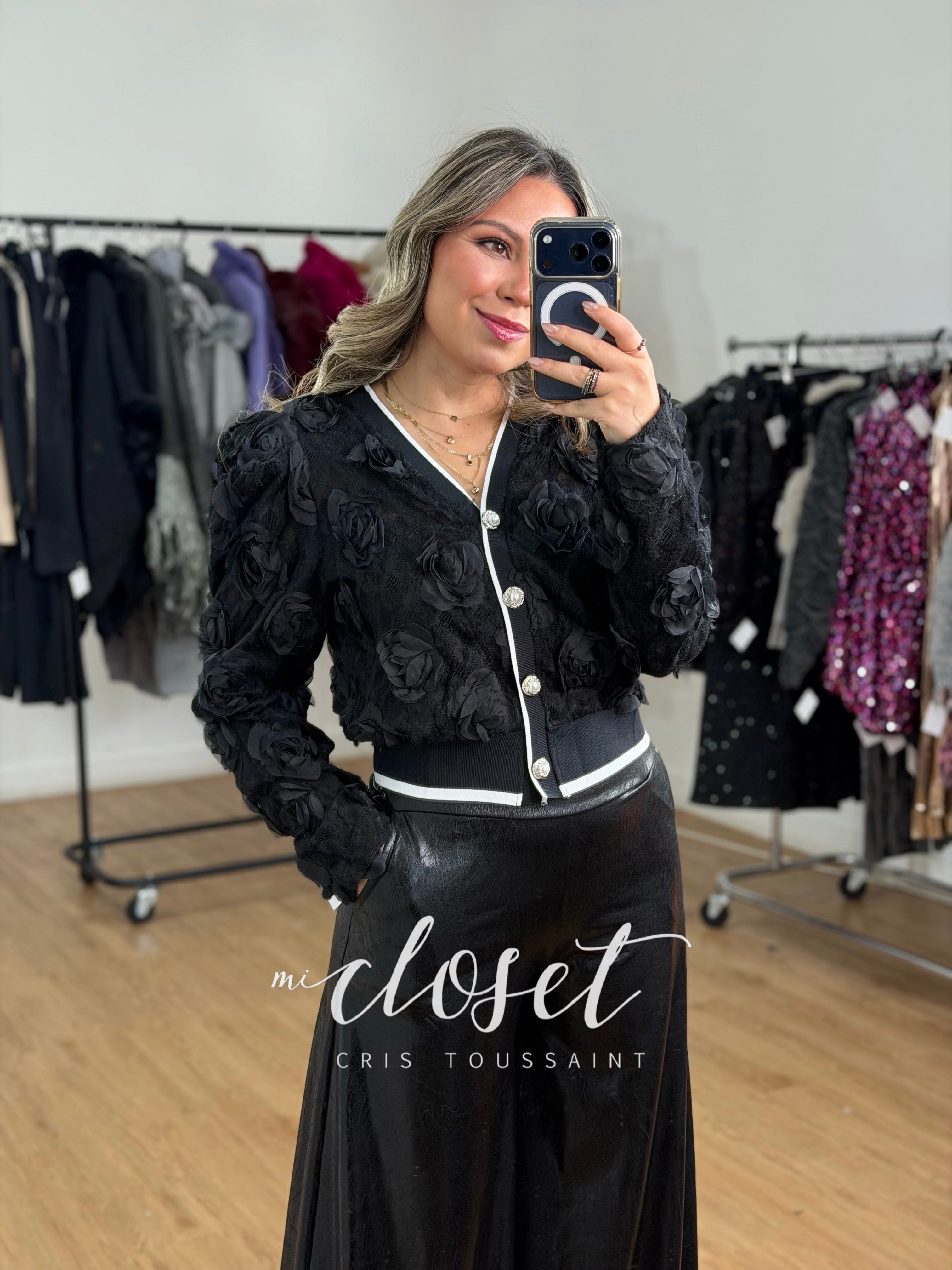 SWEATER CORTO CON APLICACIONES DE FLORES, HOMBRERAS Y BOTONES CON PERLAS