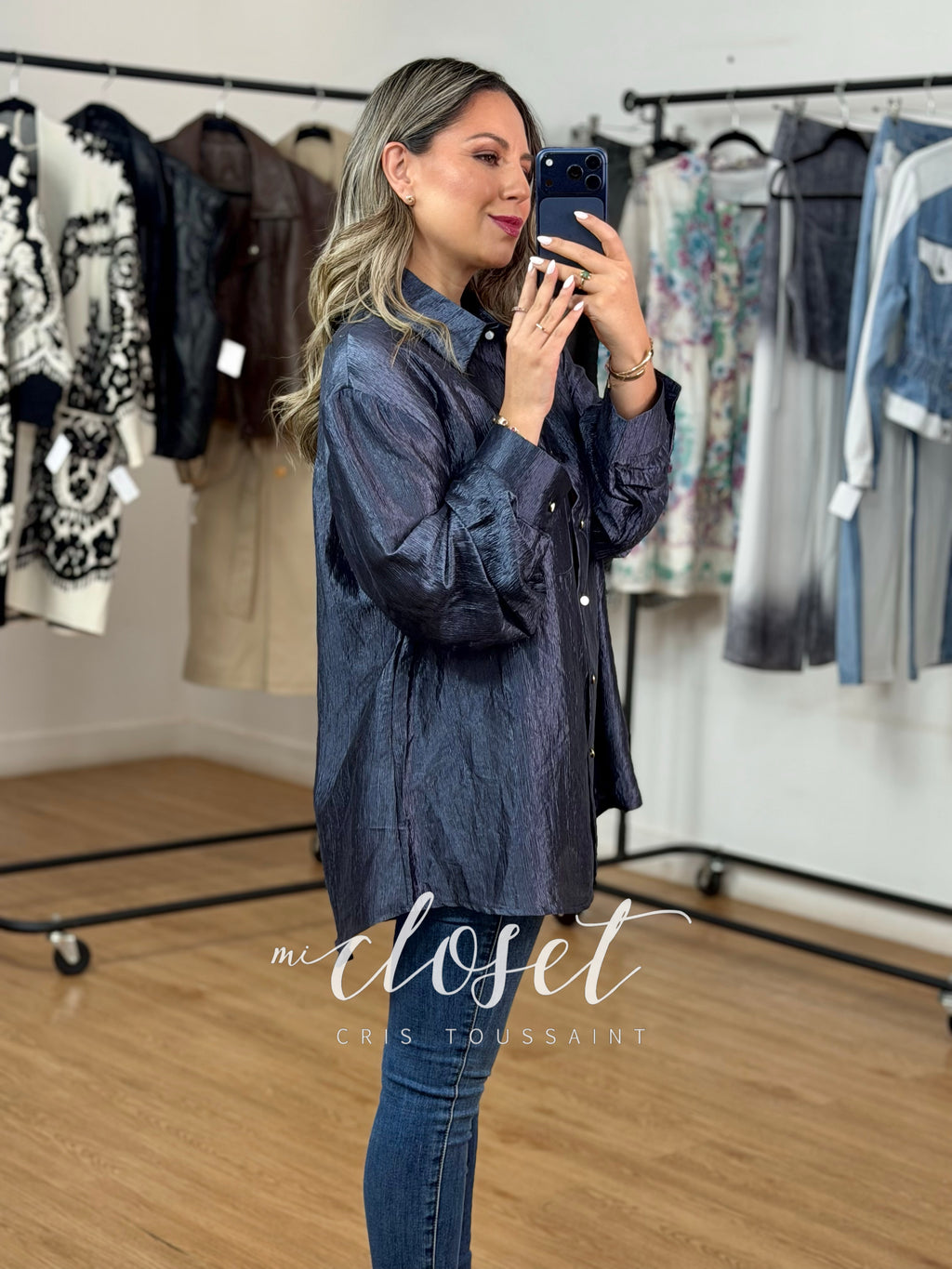 CAMISA OVERSIZED METALIZADA BRILLOSA, CON TEXURA CORRUGADA