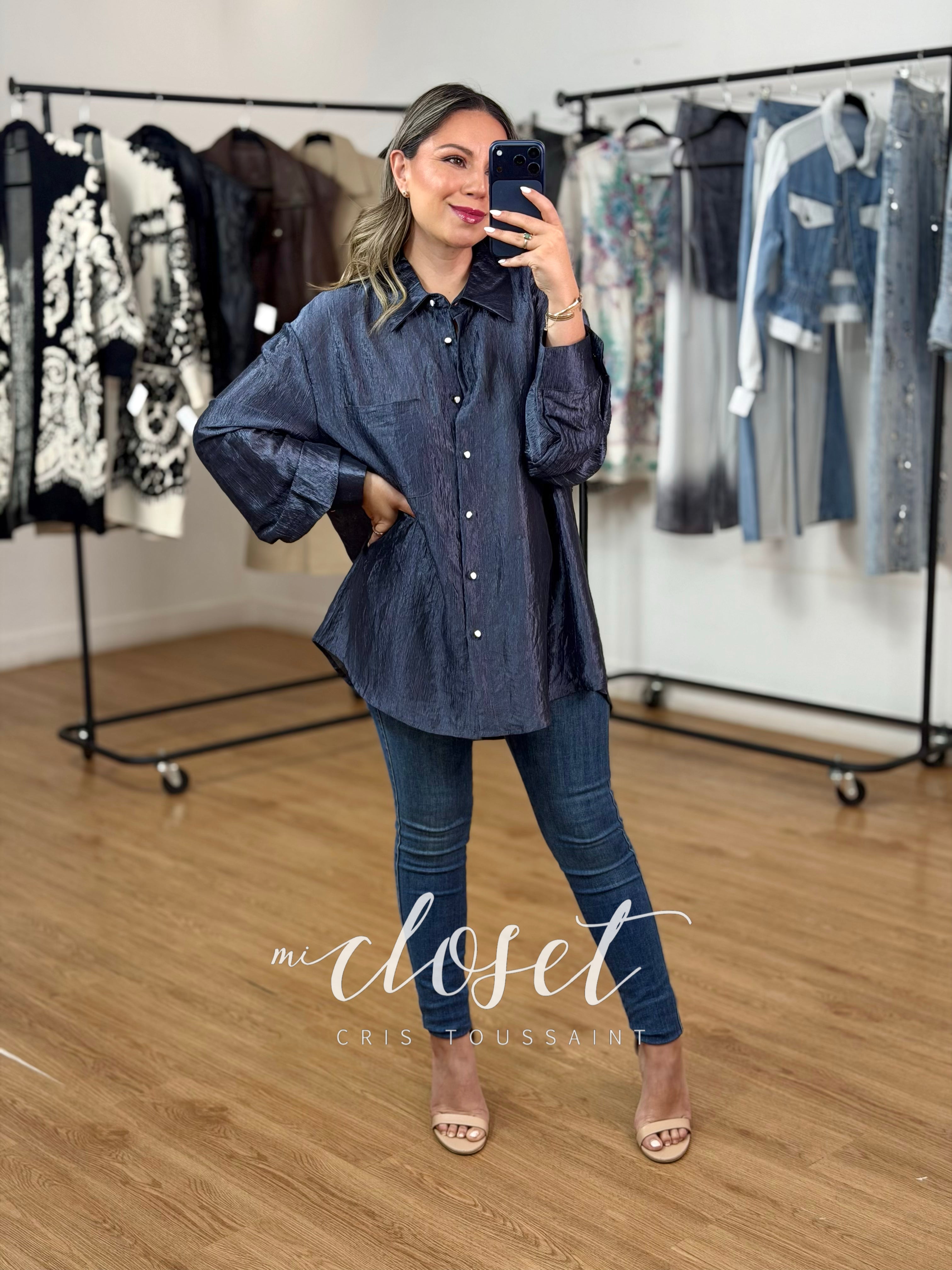 CAMISA OVERSIZED METALIZADA BRILLOSA, CON TEXURA CORRUGADA