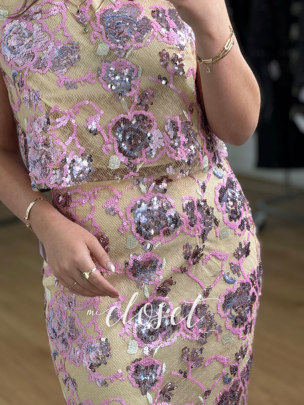 CONJUNTO FALDA Y BLUSA CON FORRO, LENTEJUELA ROSA, LILA Y BEIGE