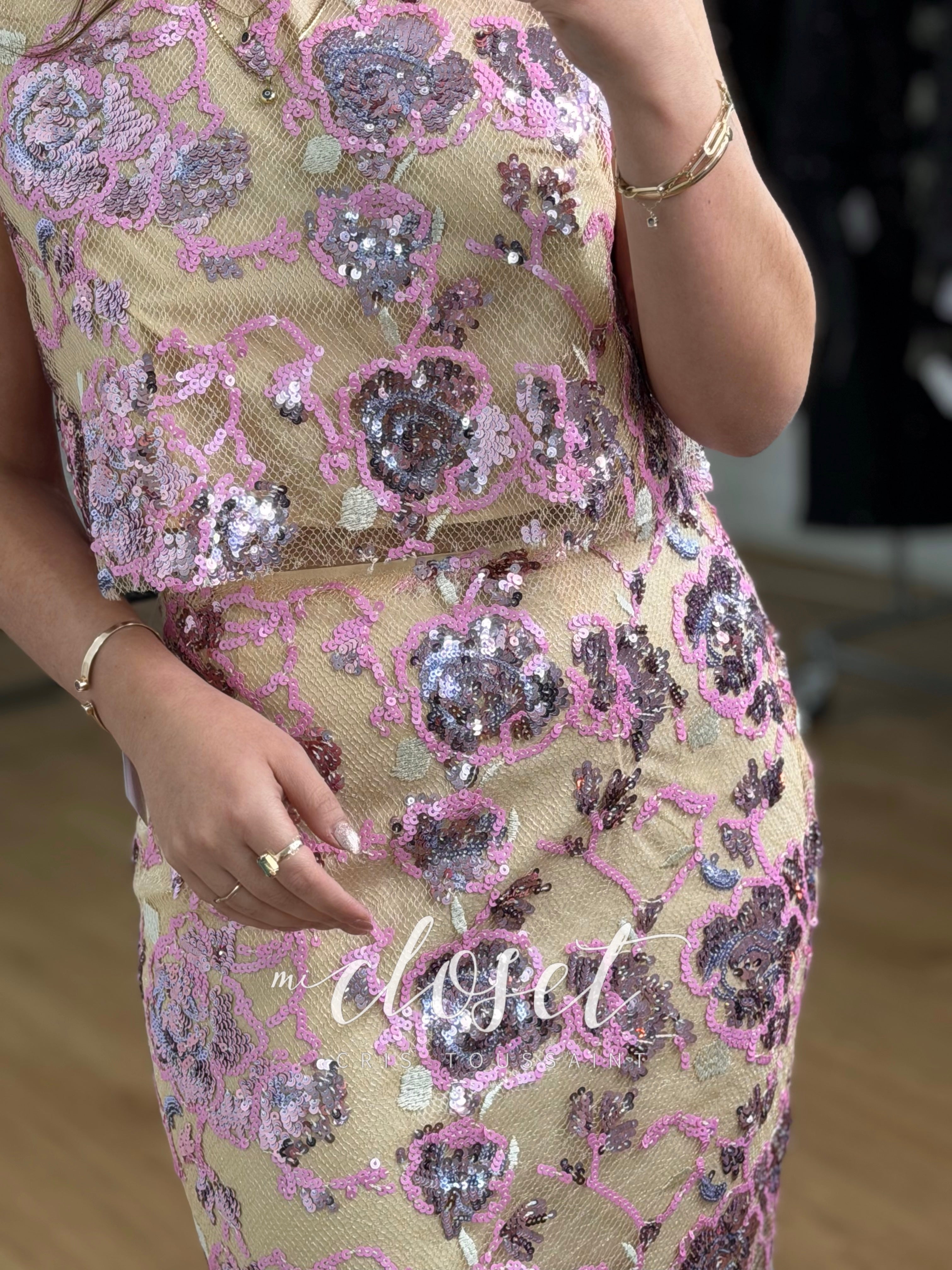CONJUNTO FALDA Y BLUSA CON FORRO, LENTEJUELA ROSA, LILA Y BEIGE