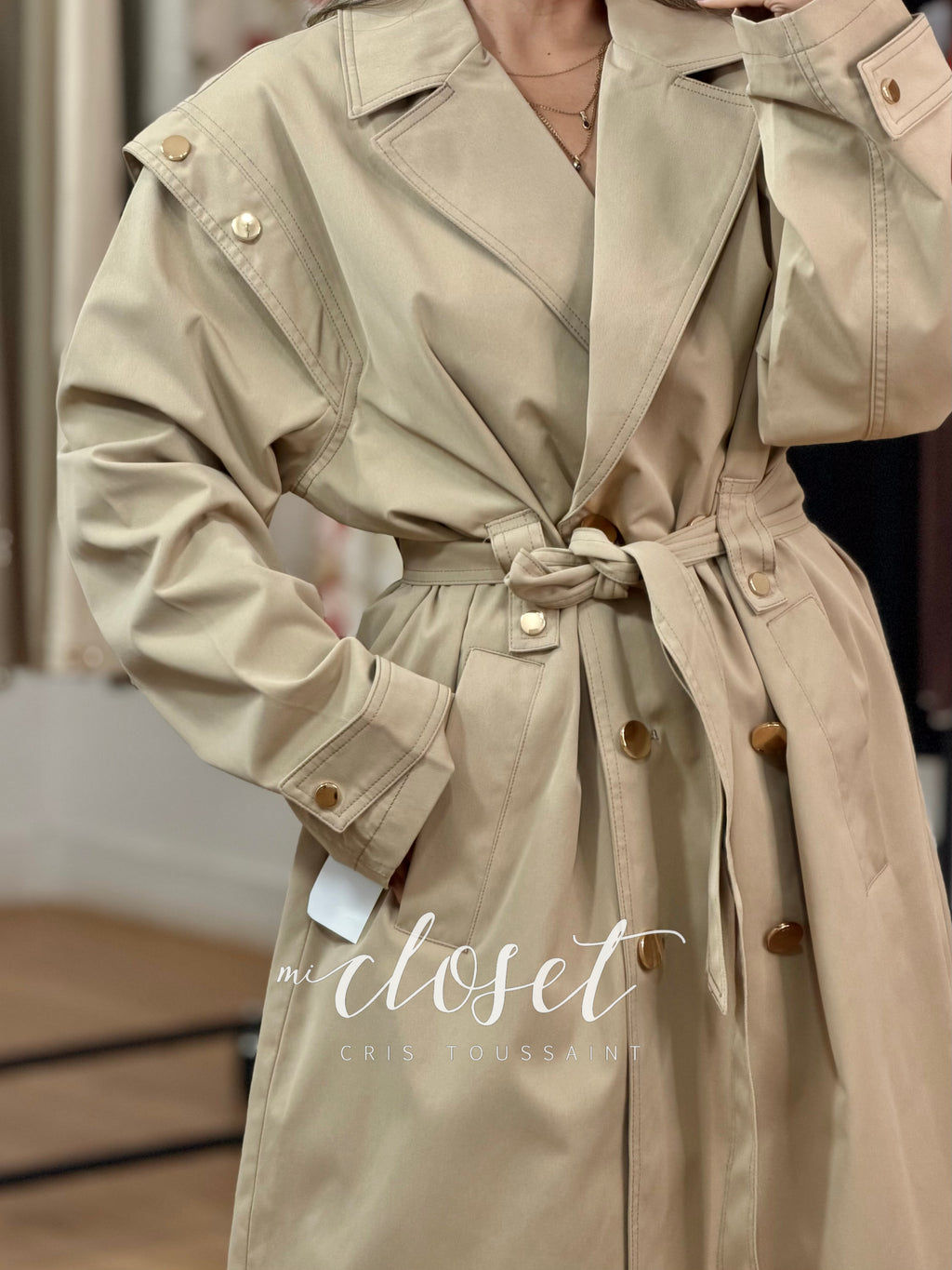 GABARDINA CON DETALLE EN HOMBROS Y DOBLE BOTÓN, CINTA AJUSTABLE Y FORRO