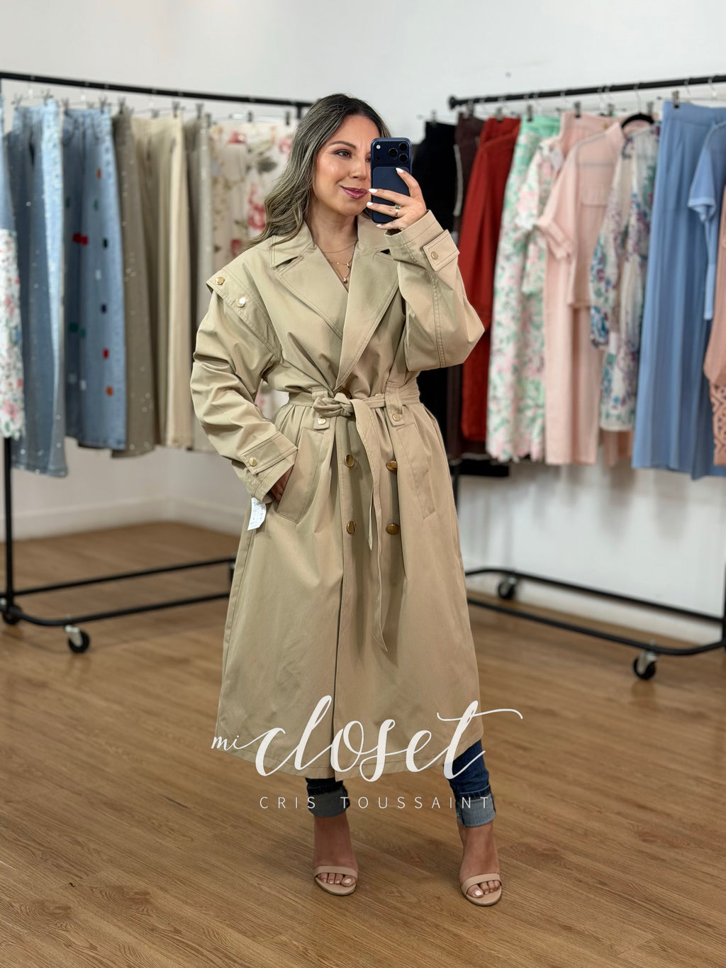 GABARDINA CON DETALLE EN HOMBROS Y DOBLE BOTÓN, CINTA AJUSTABLE Y FORRO