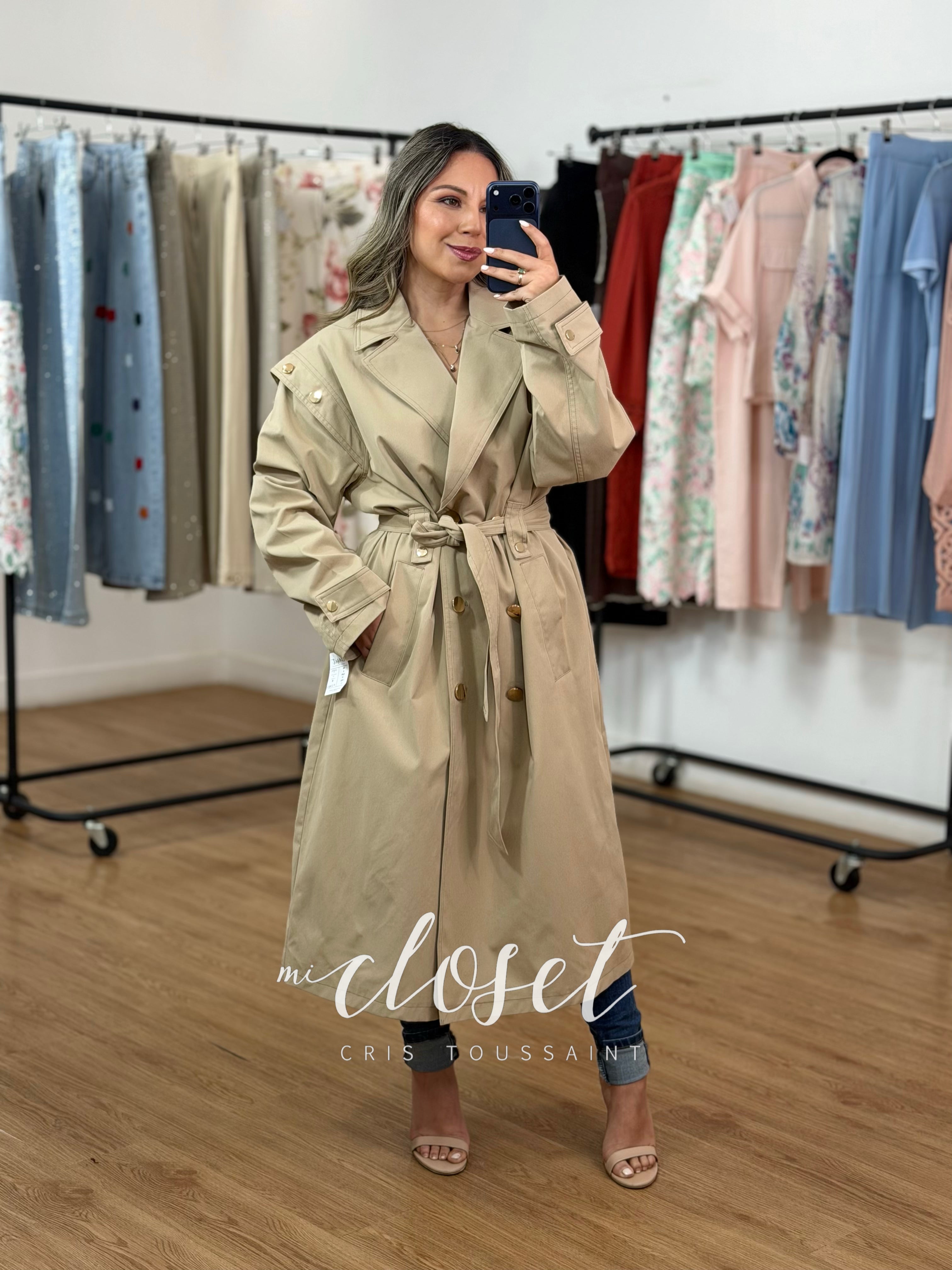 GABARDINA CON DETALLE EN HOMBROS Y DOBLE BOTÓN, CINTA AJUSTABLE Y FORRO