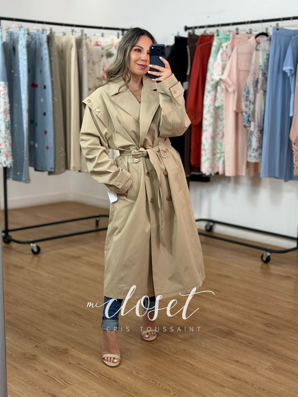 GABARDINA CON DETALLE EN HOMBROS Y DOBLE BOTÓN, CINTA AJUSTABLE Y FORRO