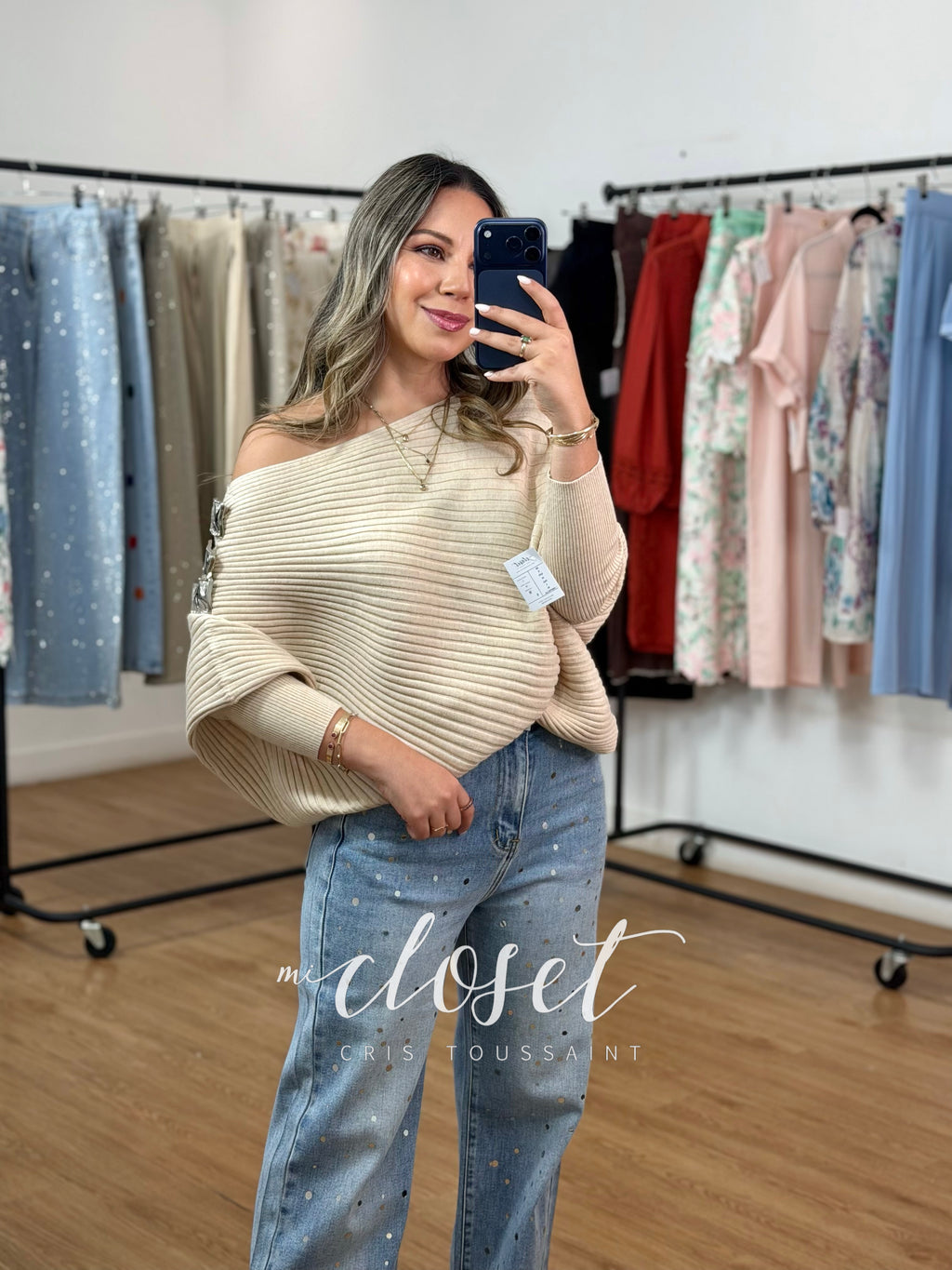 SWEATER AMPLIO CON TEXTURA DE LÍNEAS Y PRENDEDORES EN HOMBRO (DESMONTABLES); MANGA MURCIÉLAGO, SÚPER SUAVE