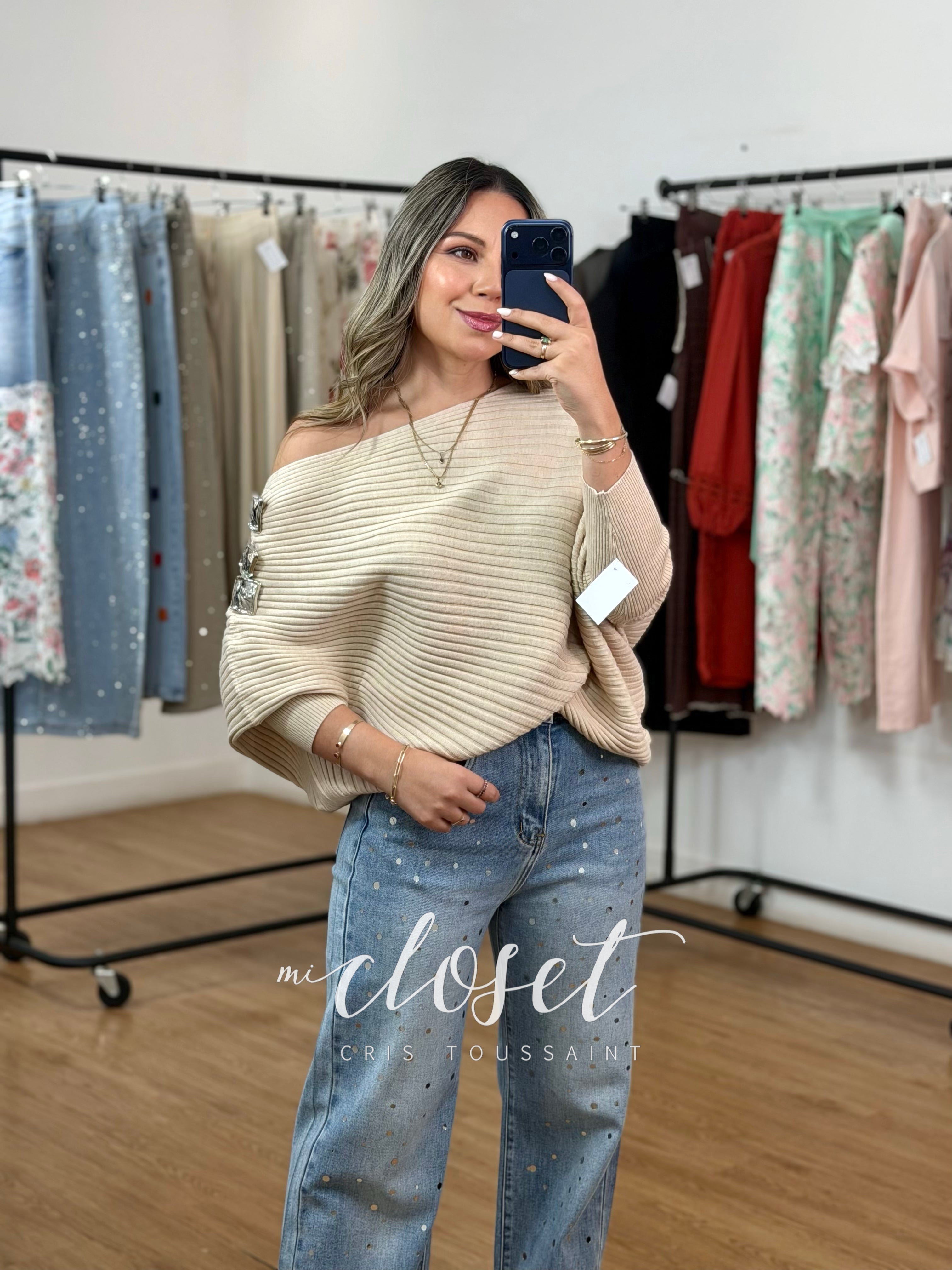 SWEATER AMPLIO CON TEXTURA DE LÍNEAS Y PRENDEDORES EN HOMBRO (DESMONTABLES); MANGA MURCIÉLAGO, SÚPER SUAVE