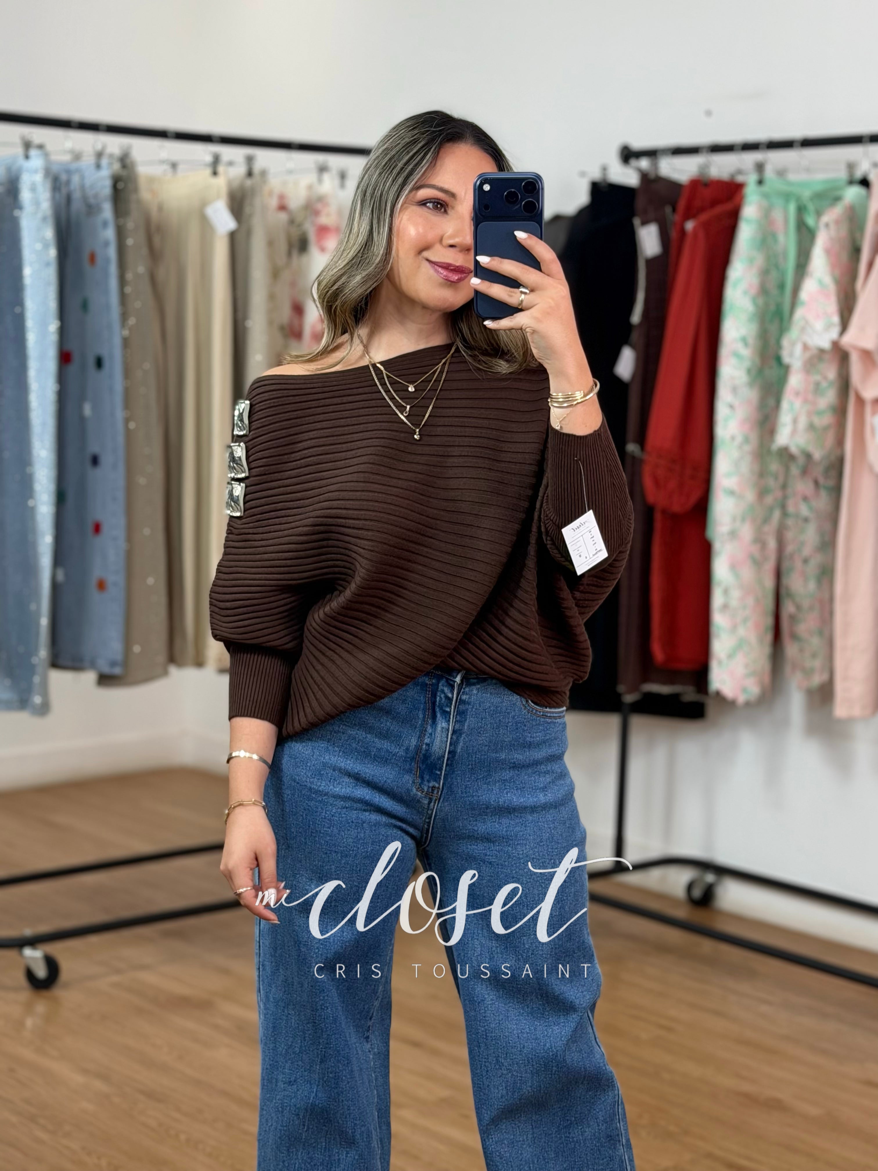 SWEATER AMPLIO CON TEXTURA DE LÍNEAS Y PRENDEDORES EN HOMBRO (DESMONTABLES); MANGA MURCIÉLAGO, SÚPER SUAVE