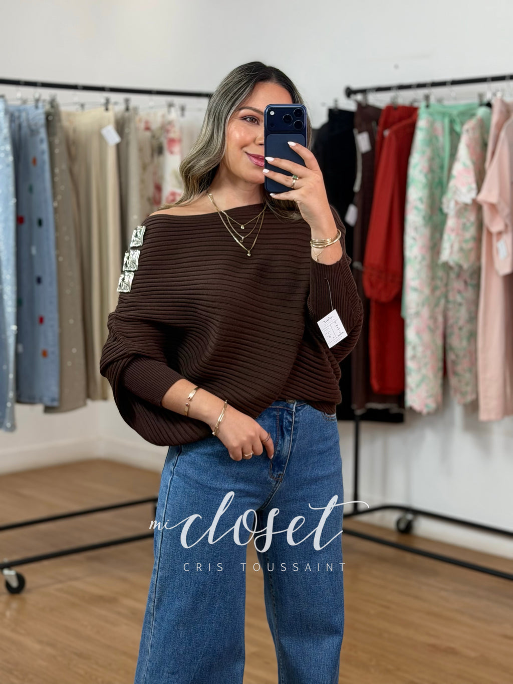 SWEATER AMPLIO CON TEXTURA DE LÍNEAS Y PRENDEDORES EN HOMBRO (DESMONTABLES); MANGA MURCIÉLAGO, SÚPER SUAVE