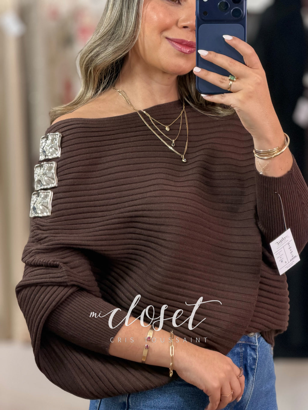 SWEATER AMPLIO CON TEXTURA DE LÍNEAS Y PRENDEDORES EN HOMBRO (DESMONTABLES); MANGA MURCIÉLAGO, SÚPER SUAVE