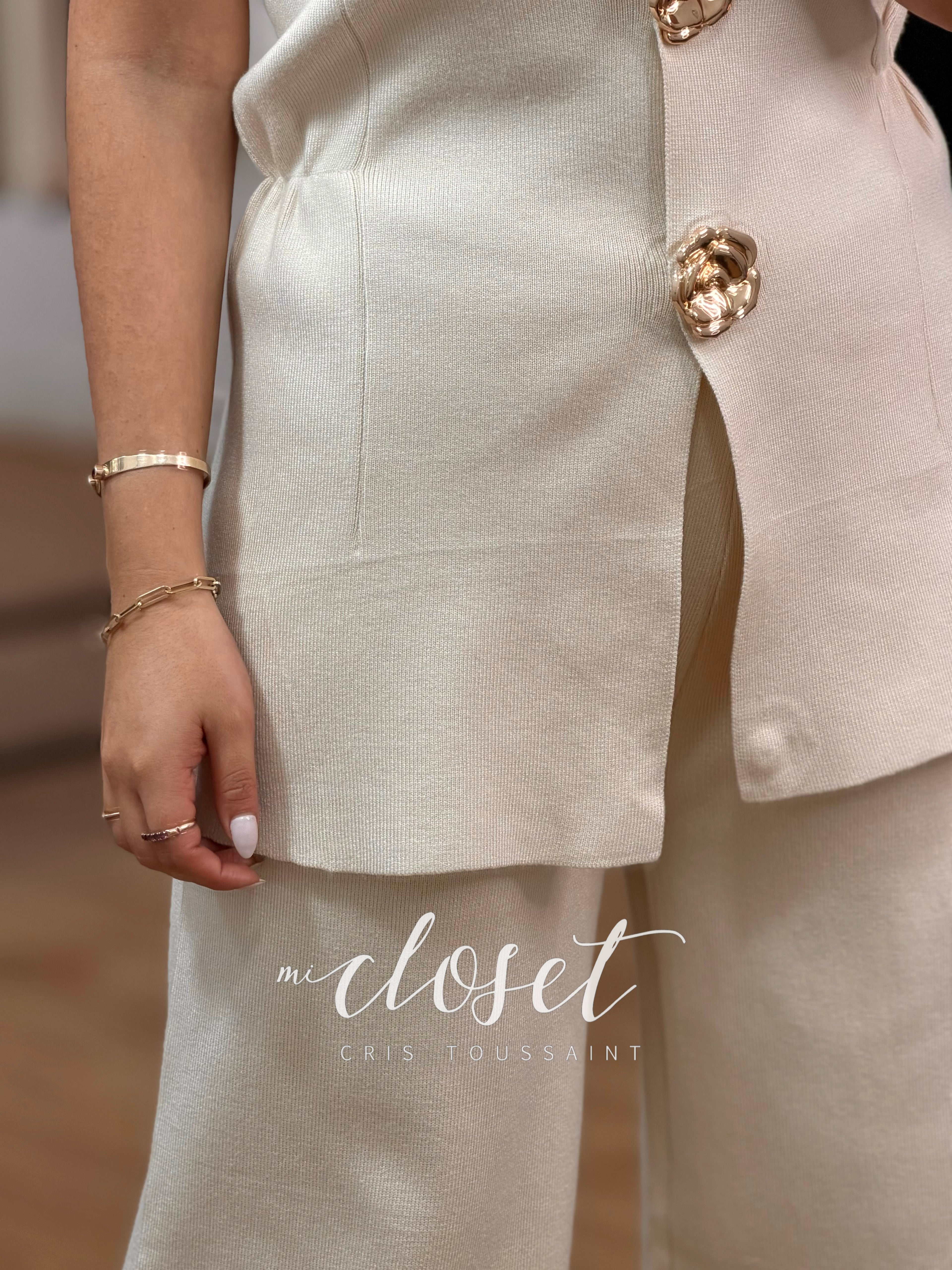 CONJUNTO DE PANTS Y CHALECO, CON PINZAS EN CINTURA Y DETALLE EN BOTONES