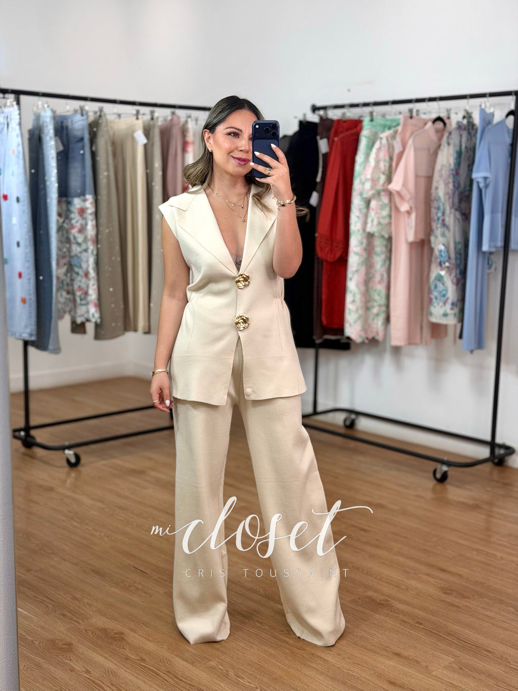 CONJUNTO DE PANTS Y CHALECO, CON PINZAS EN CINTURA Y DETALLE EN BOTONES