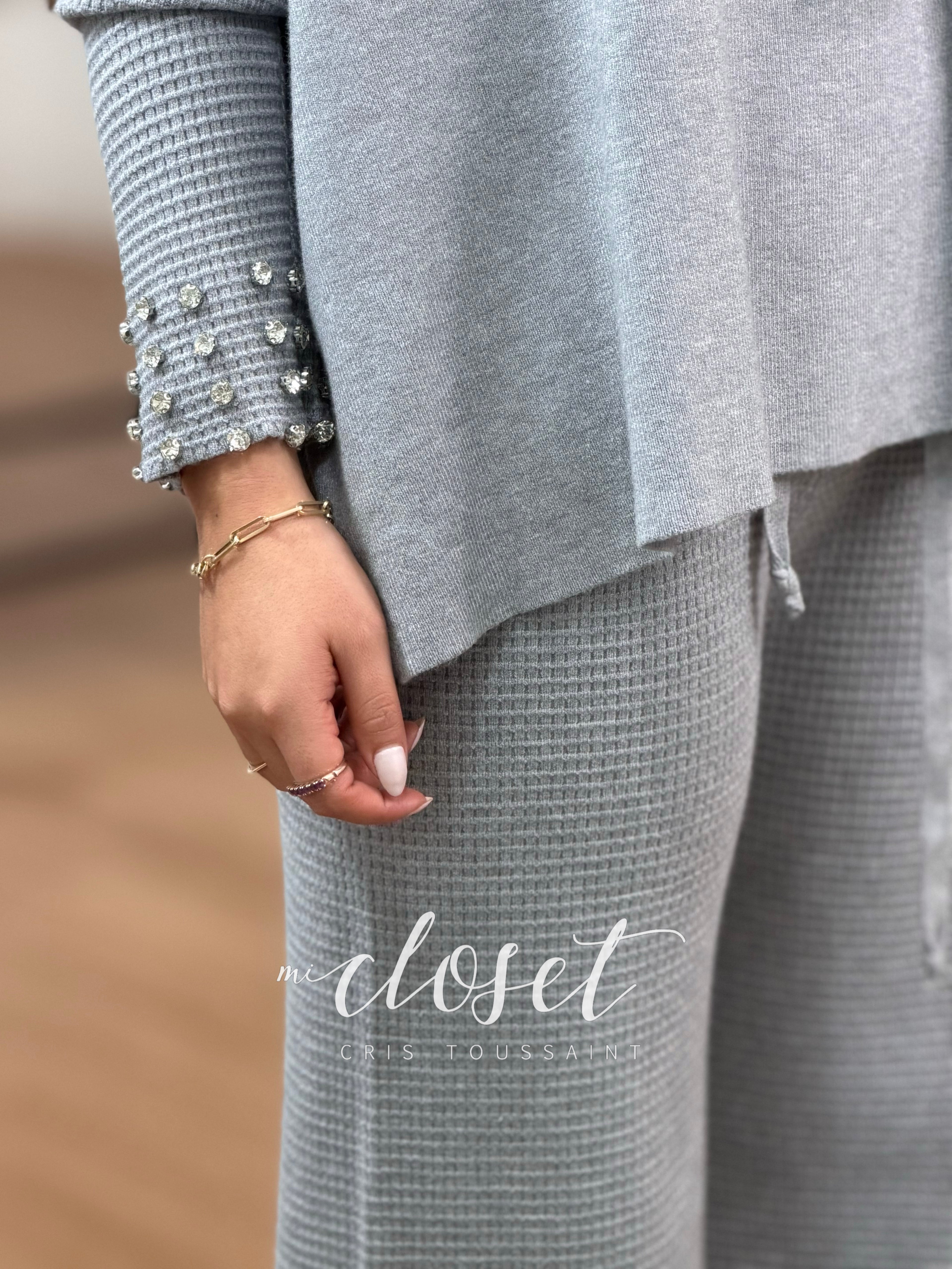 CONJUNTO DE PUNTO DE PANTS Y SWEATER OVERSIZED (MUY AMPLIO) TEXTURIZADO CON CUELLO ALTO Y PIEDRITAS EN PUÑOS