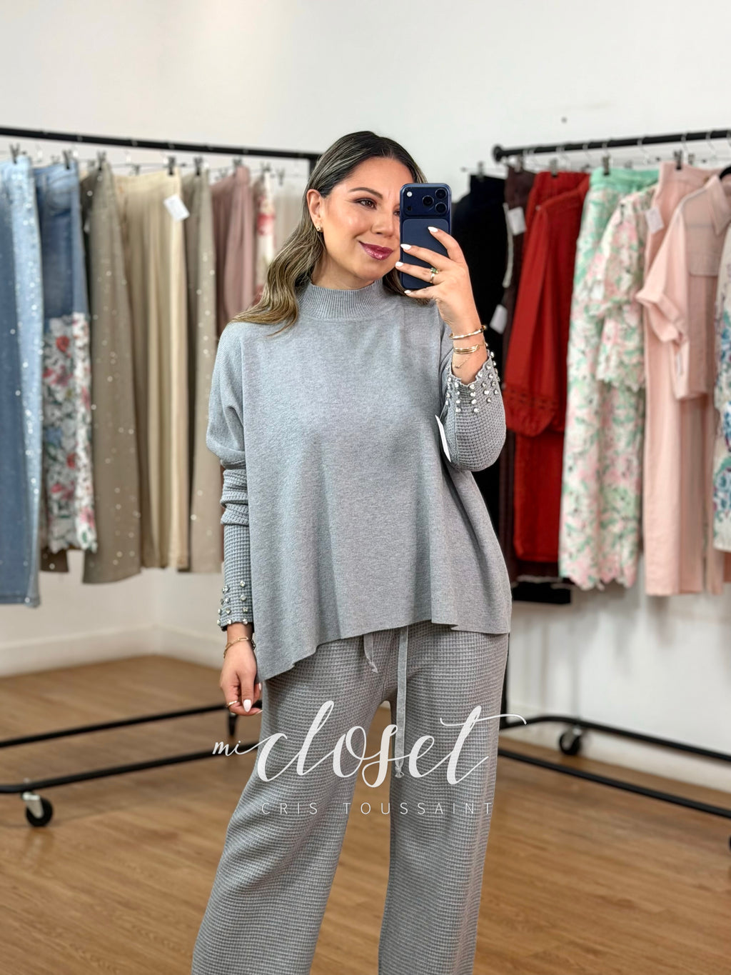 CONJUNTO DE PUNTO DE PANTS Y SWEATER OVERSIZED (MUY AMPLIO) TEXTURIZADO CON CUELLO ALTO Y PIEDRITAS EN PUÑOS