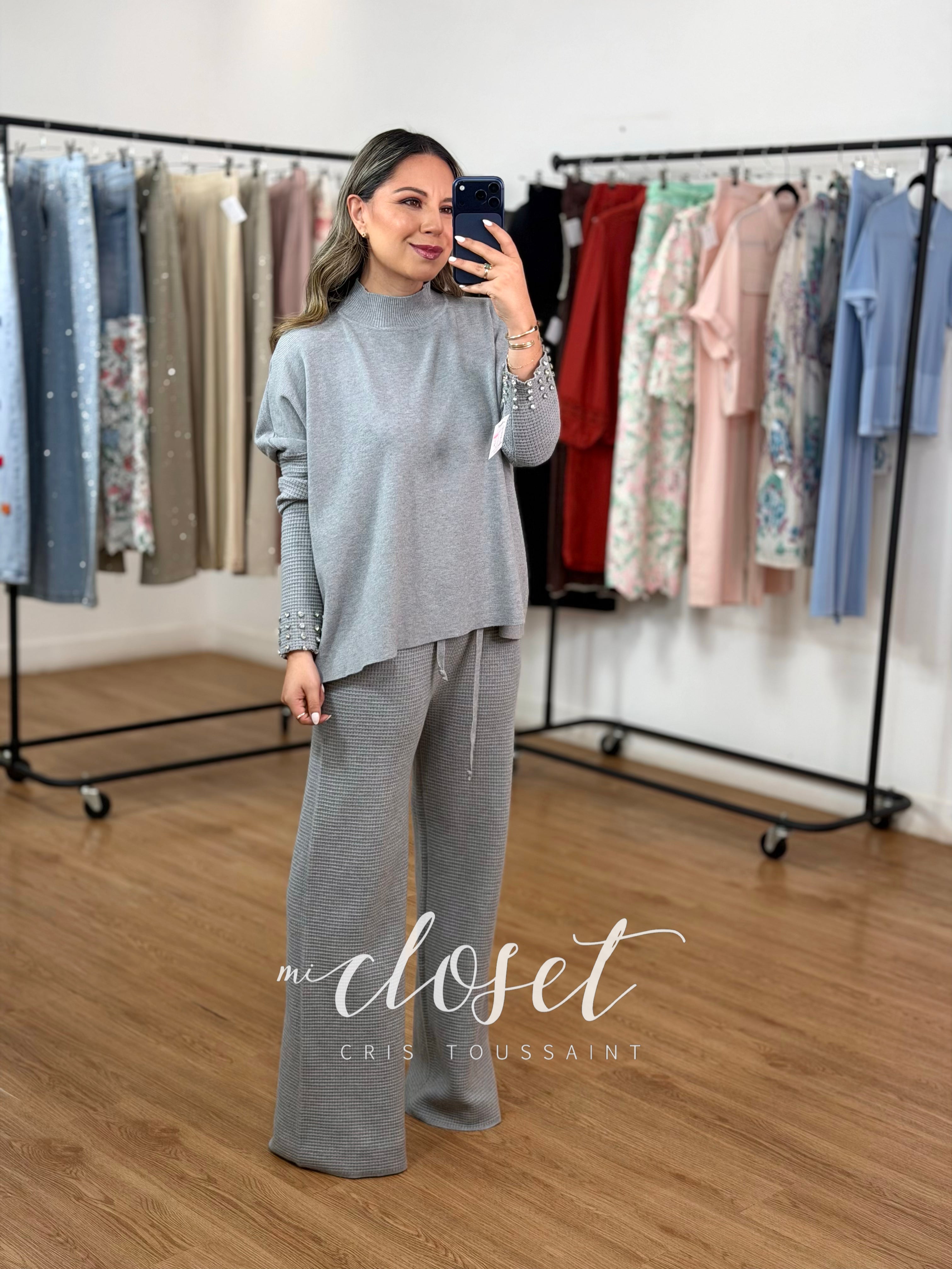 CONJUNTO DE PUNTO DE PANTS Y SWEATER OVERSIZED (MUY AMPLIO) TEXTURIZADO CON CUELLO ALTO Y PIEDRITAS EN PUÑOS