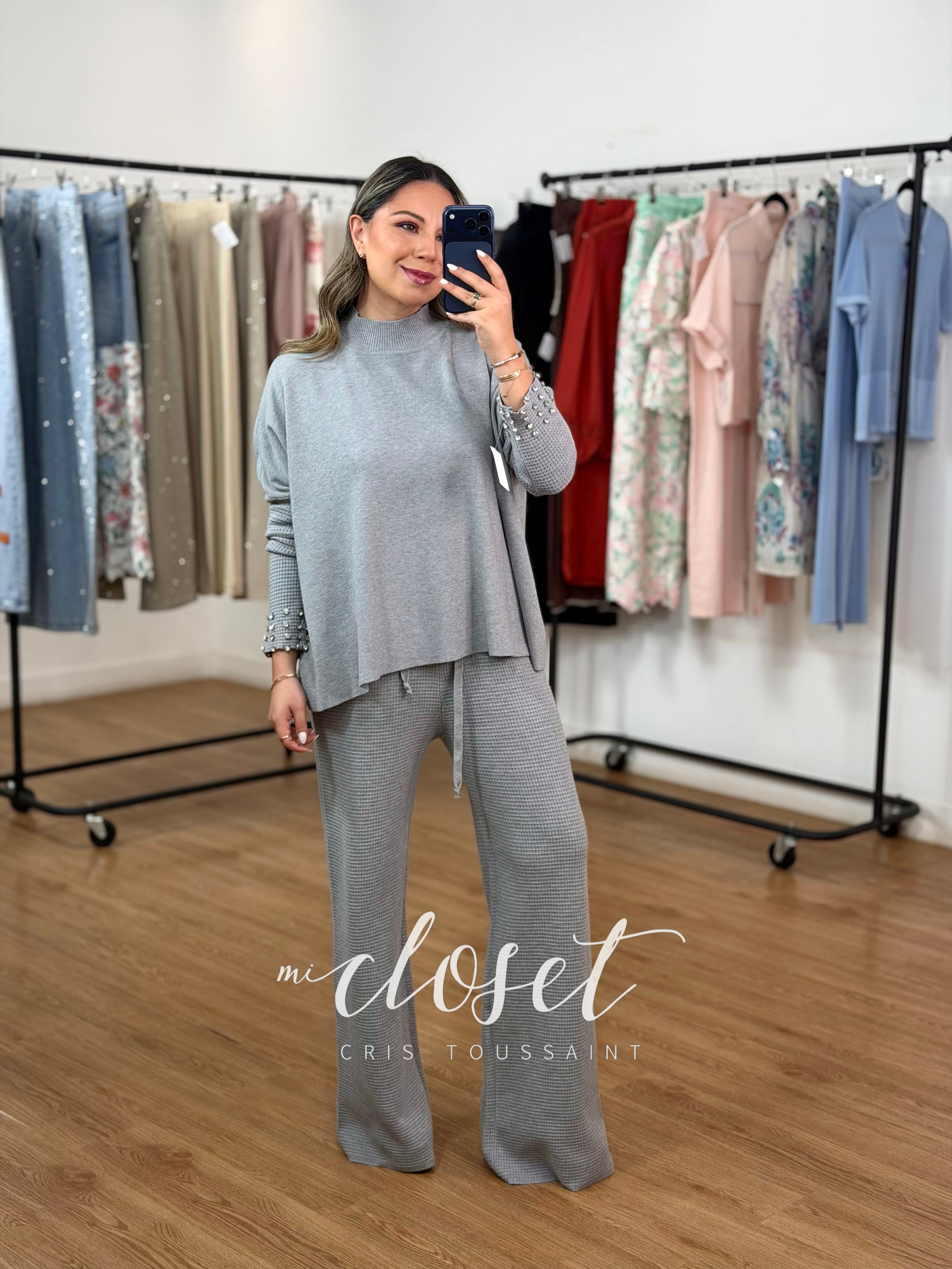 CONJUNTO DE PUNTO DE PANTS Y SWEATER OVERSIZED (MUY AMPLIO) TEXTURIZADO CON CUELLO ALTO Y PIEDRITAS EN PUÑOS