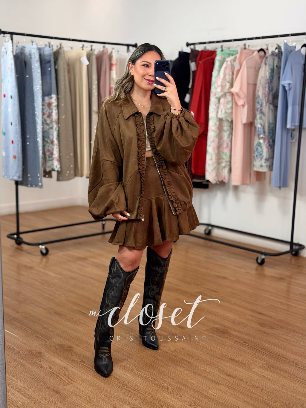 CONJUNTO DE GAMUZA CON FALDA Y CHAMARRA OVERSIZED MANGA OBISPO