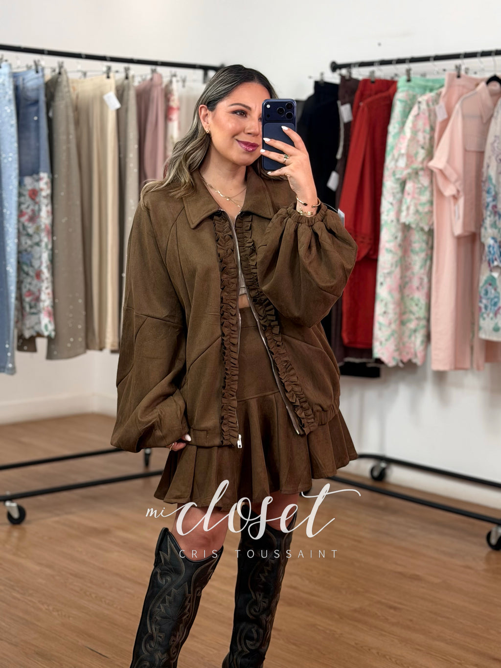 CONJUNTO DE GAMUZA CON FALDA Y CHAMARRA OVERSIZED MANGA OBISPO