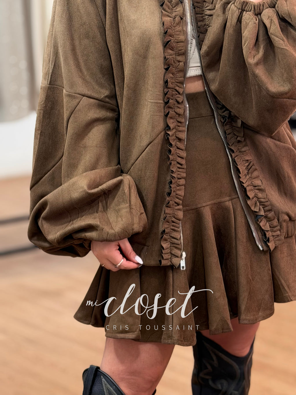 CONJUNTO DE GAMUZA CON FALDA Y CHAMARRA OVERSIZED MANGA OBISPO