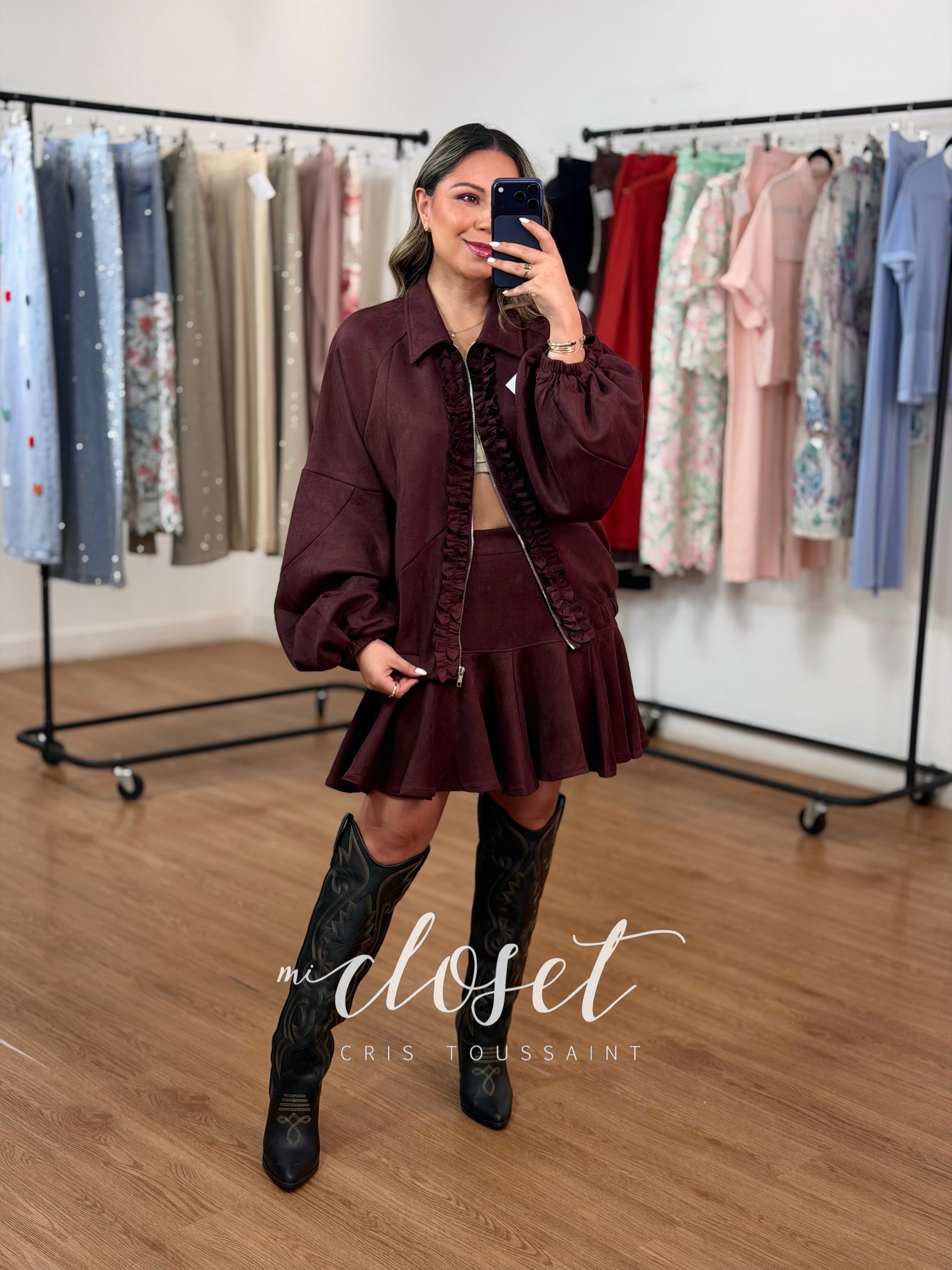CONJUNTO DE GAMUZA CON FALDA Y CHAMARRA OVERSIZED MANGA OBISPO