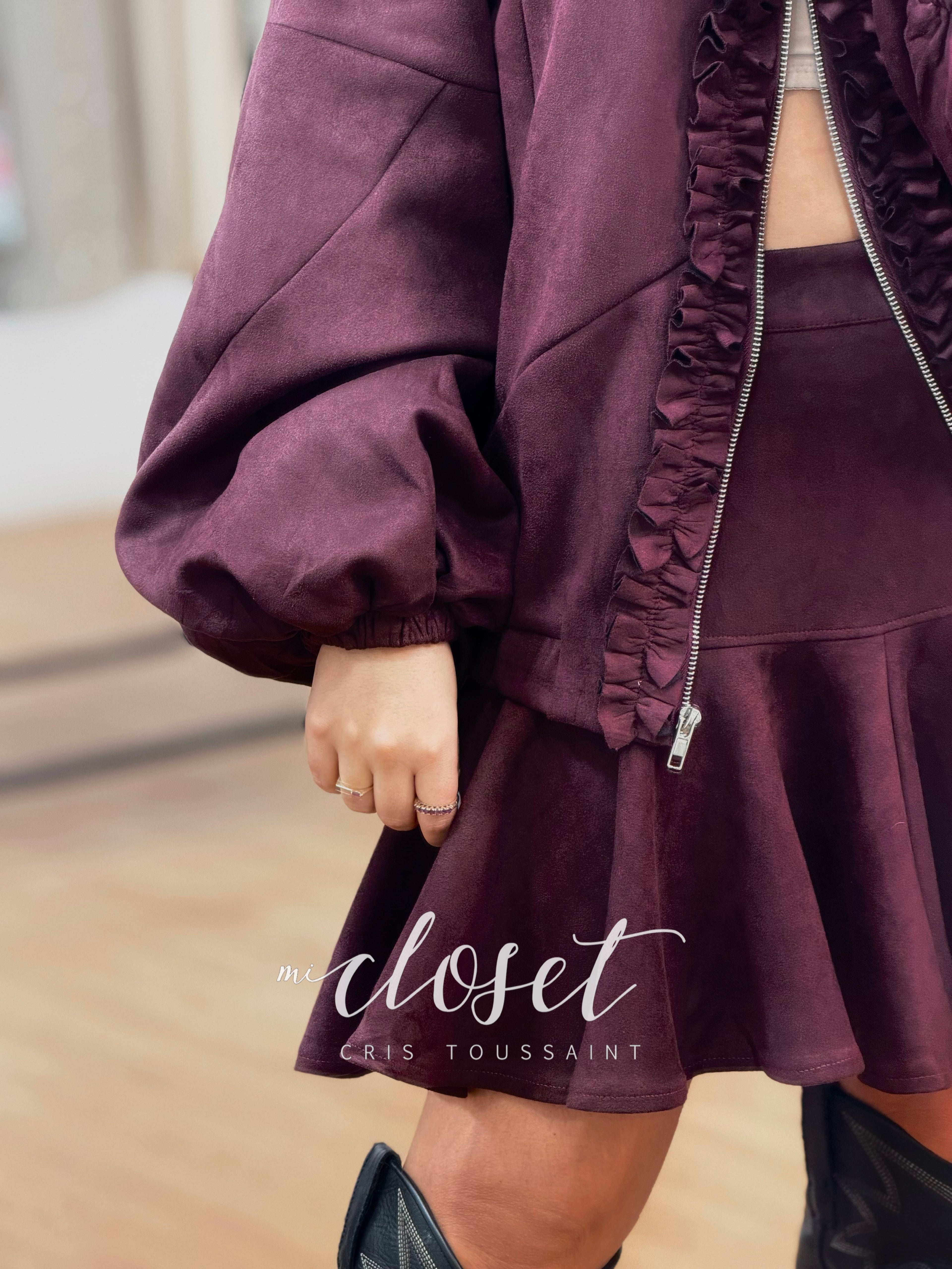 CONJUNTO DE GAMUZA CON FALDA Y CHAMARRA OVERSIZED MANGA OBISPO