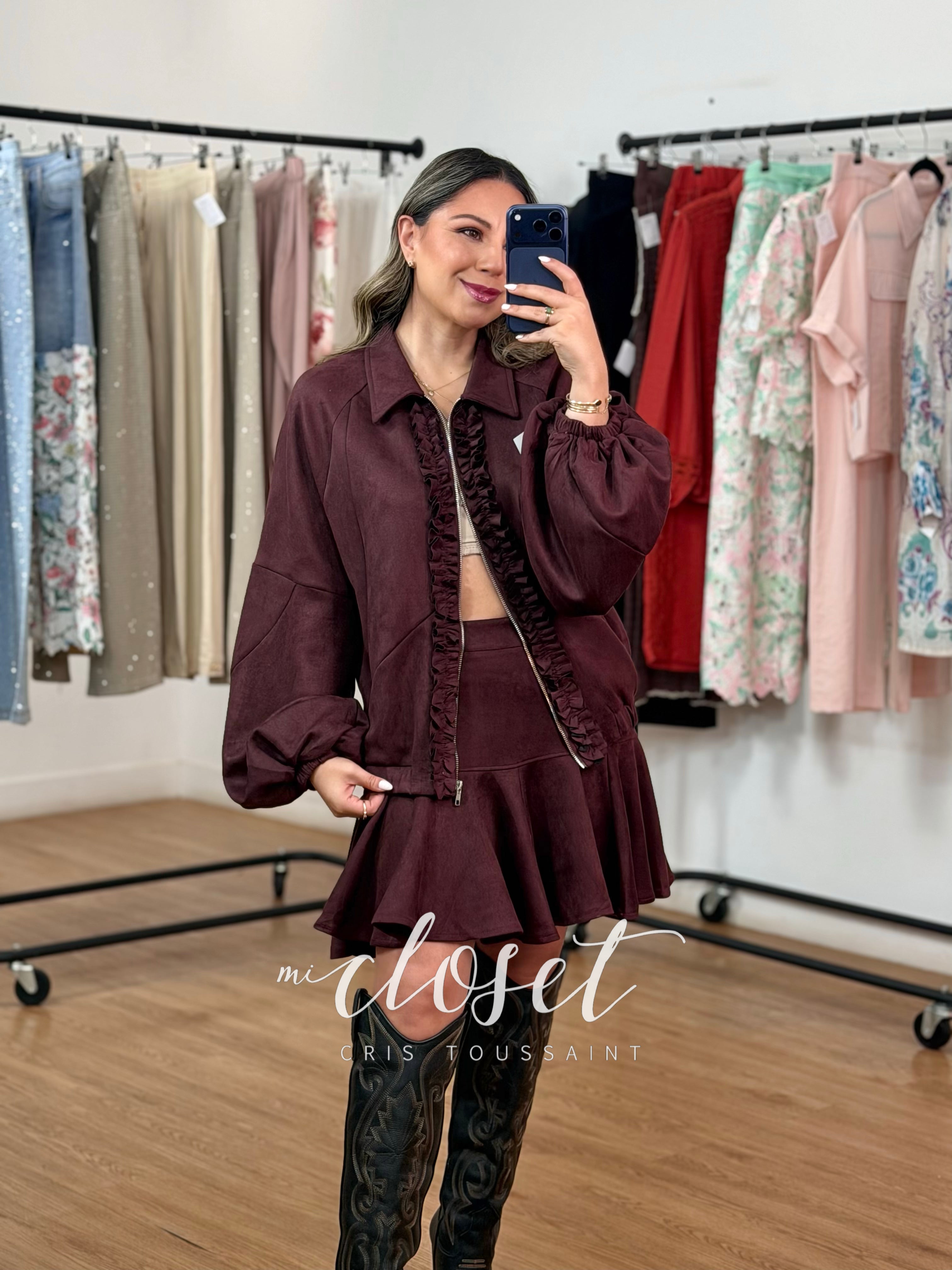 CONJUNTO DE GAMUZA CON FALDA Y CHAMARRA OVERSIZED MANGA OBISPO