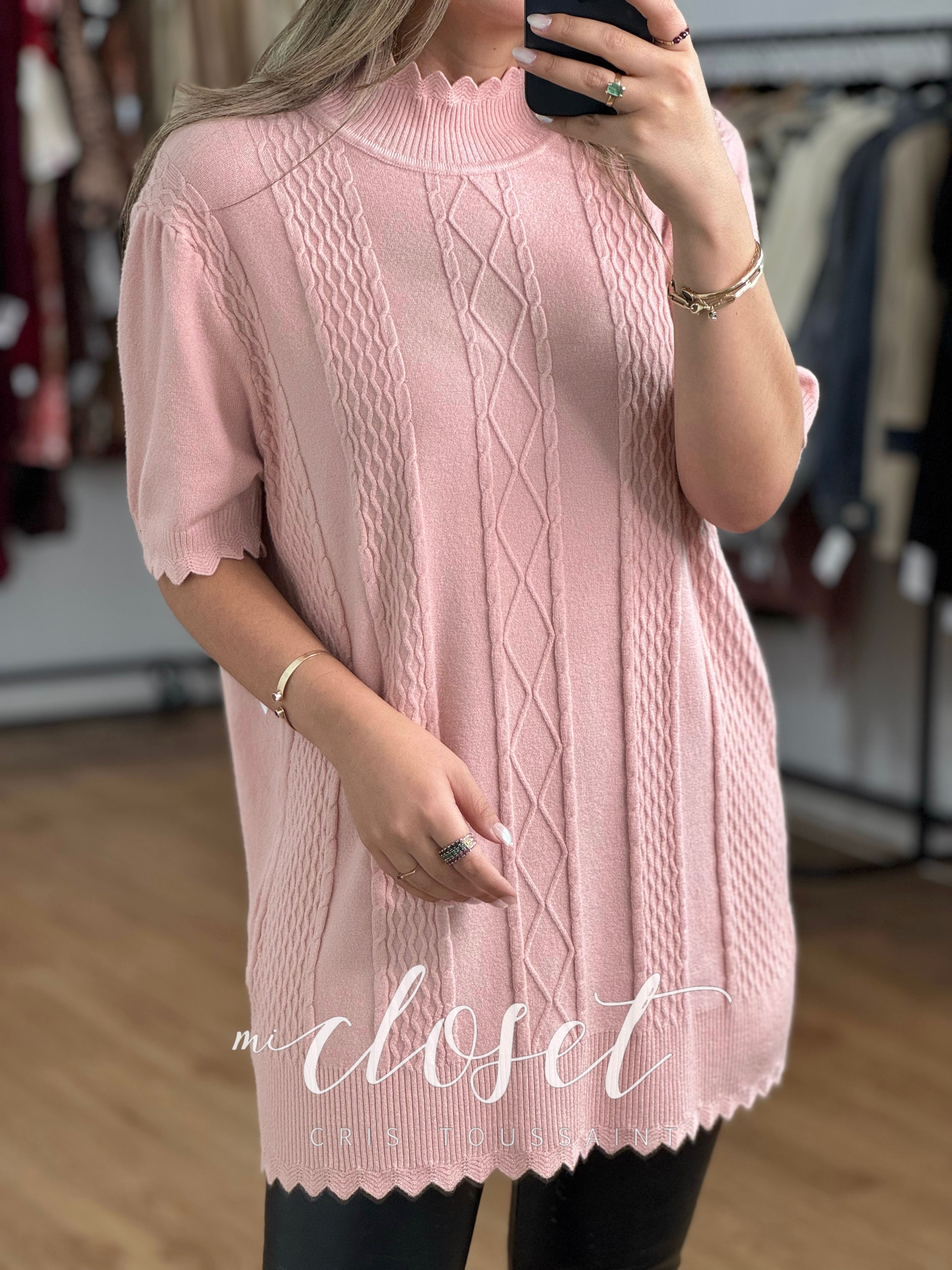 BLUSA SÚPER SUAVECITA CON DETALLE EN CUELLO Y MANGAS, TEXTURA EN TODO EL FRENTE