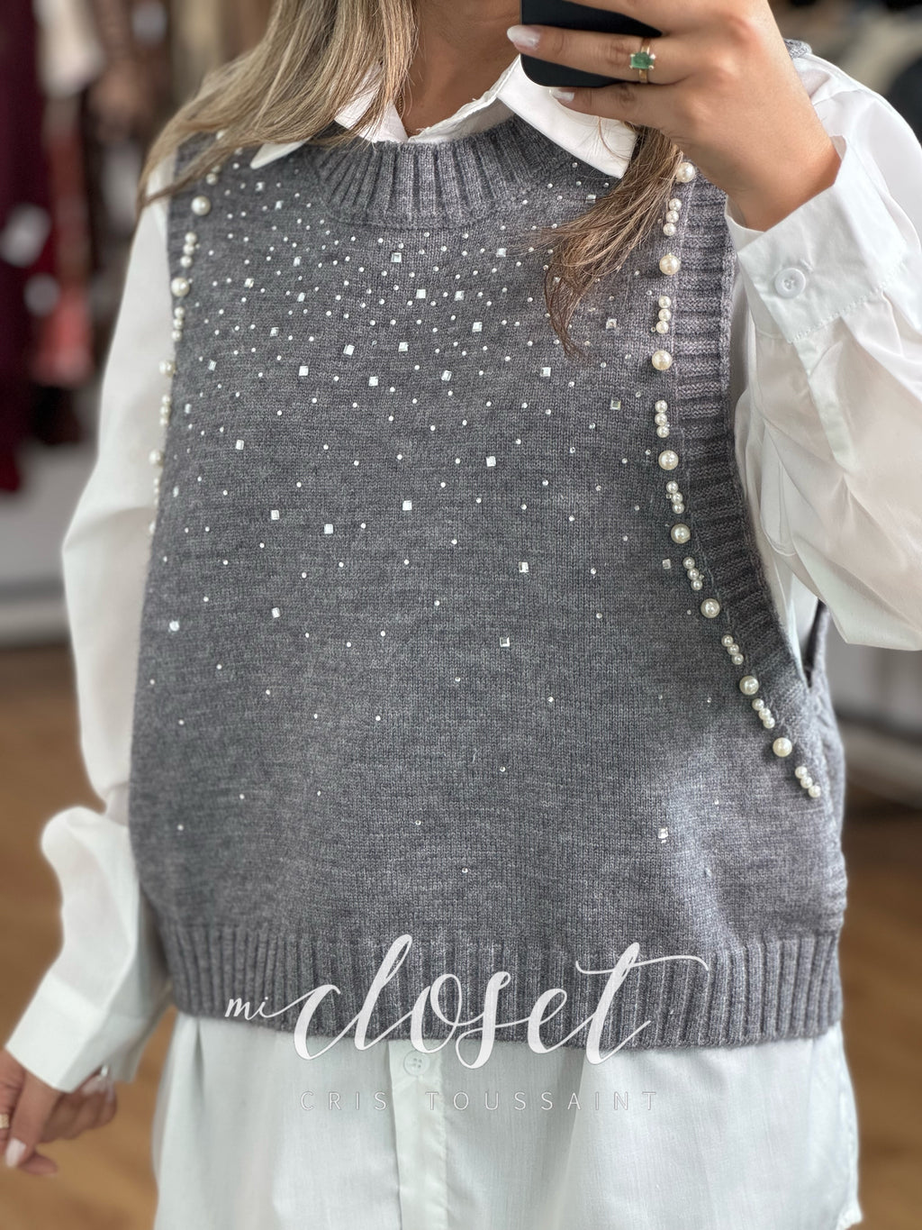 CAMISA CON CHALECO (DOS PIEZAS), CHALECO CON PIEDRAS Y PERLAS