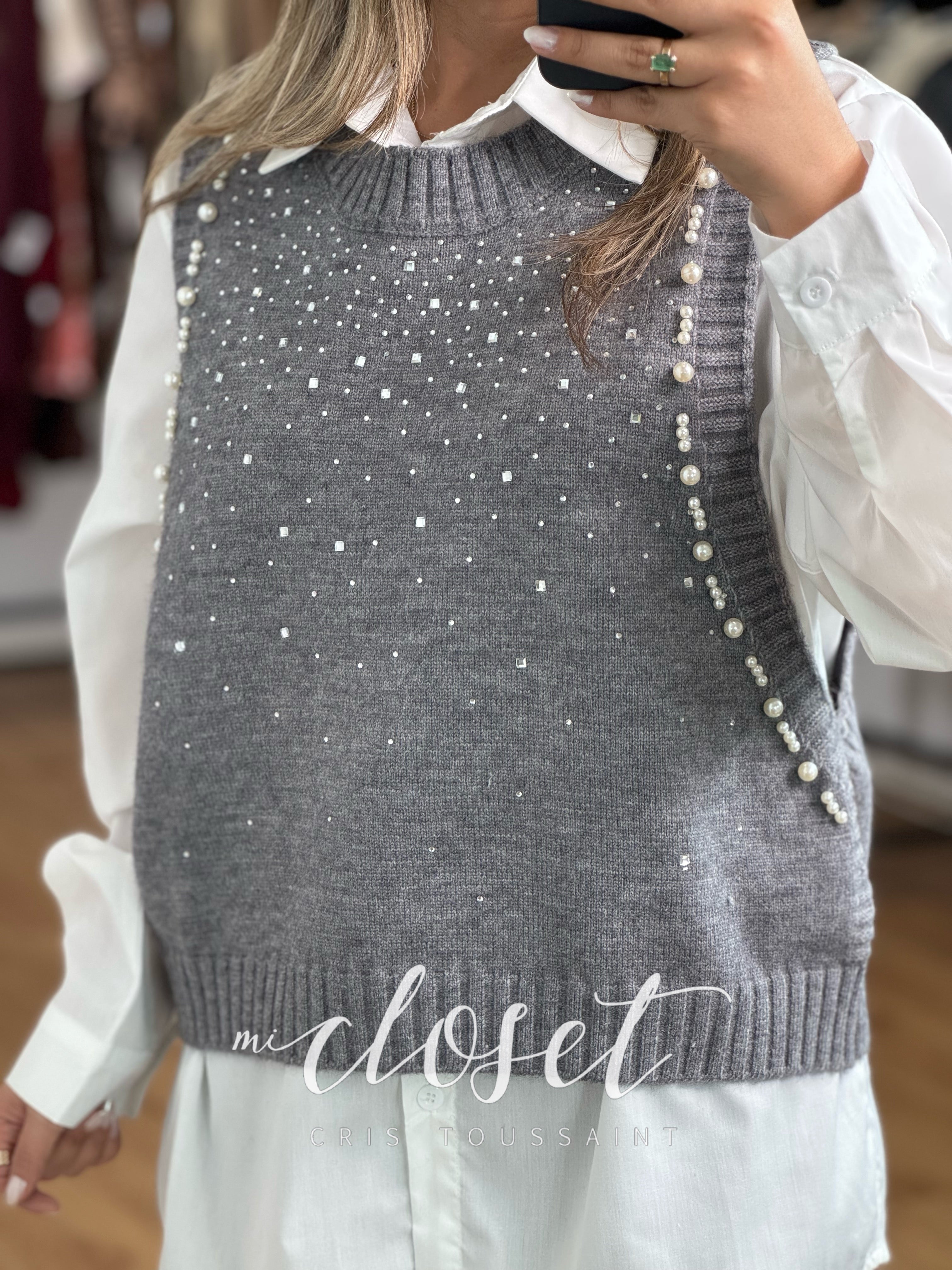 CAMISA CON CHALECO (DOS PIEZAS), CHALECO CON PIEDRAS Y PERLAS