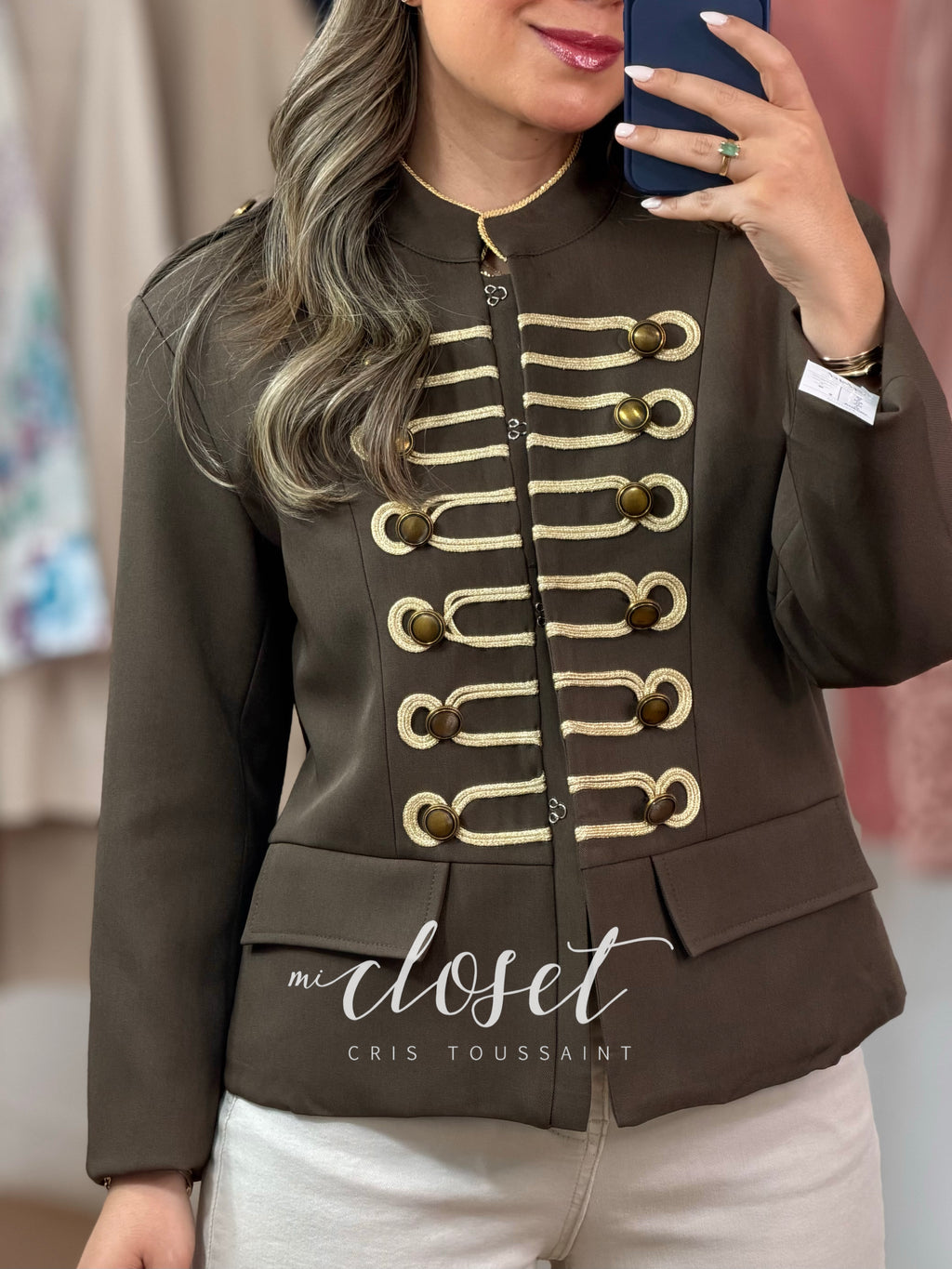 BLAZER ESTILO MILITAR CON BOTONES DECORATIVOS, HOMBRERAS Y FORRO