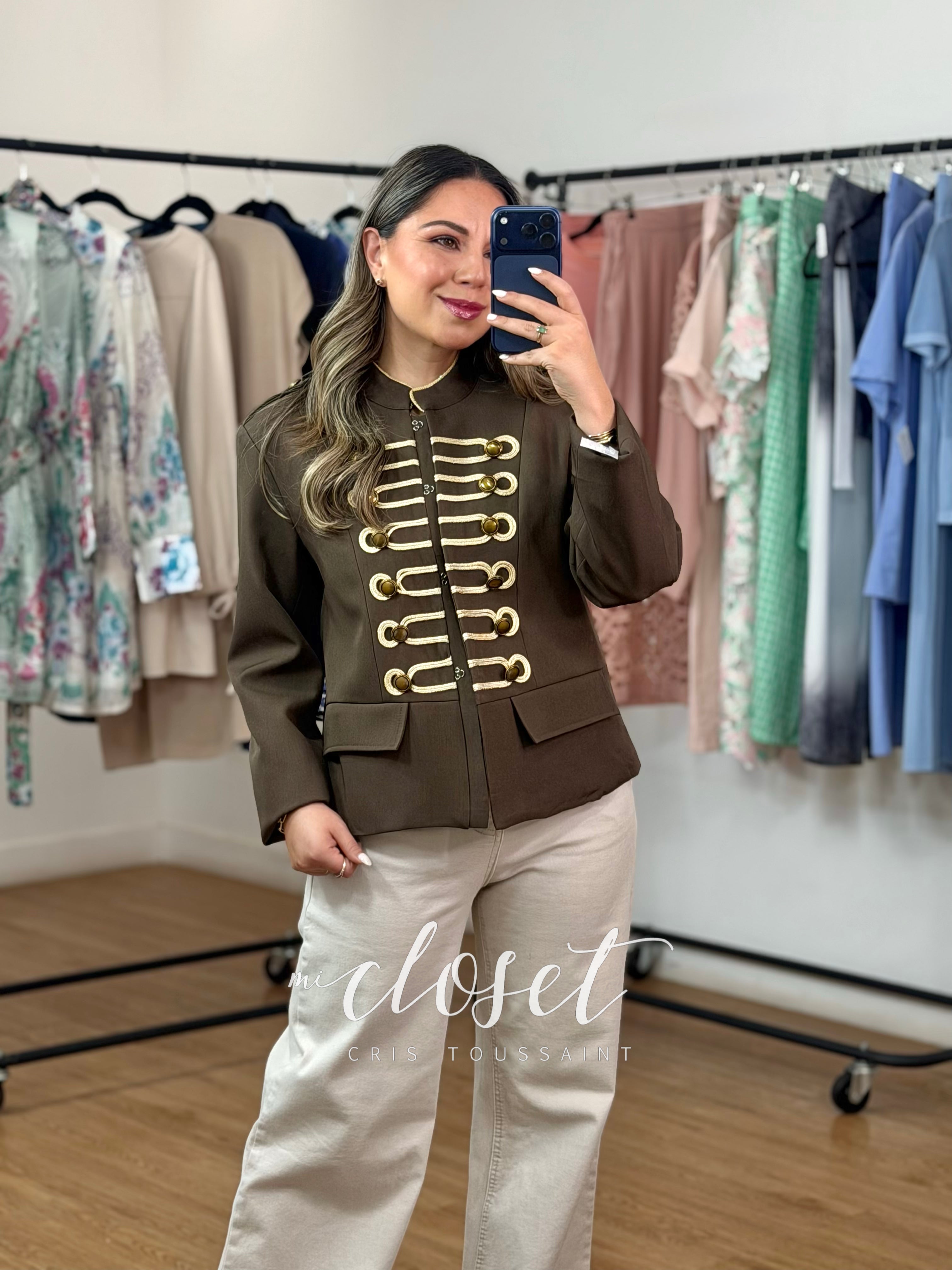 BLAZER ESTILO MILITAR CON BOTONES DECORATIVOS, HOMBRERAS Y FORRO
