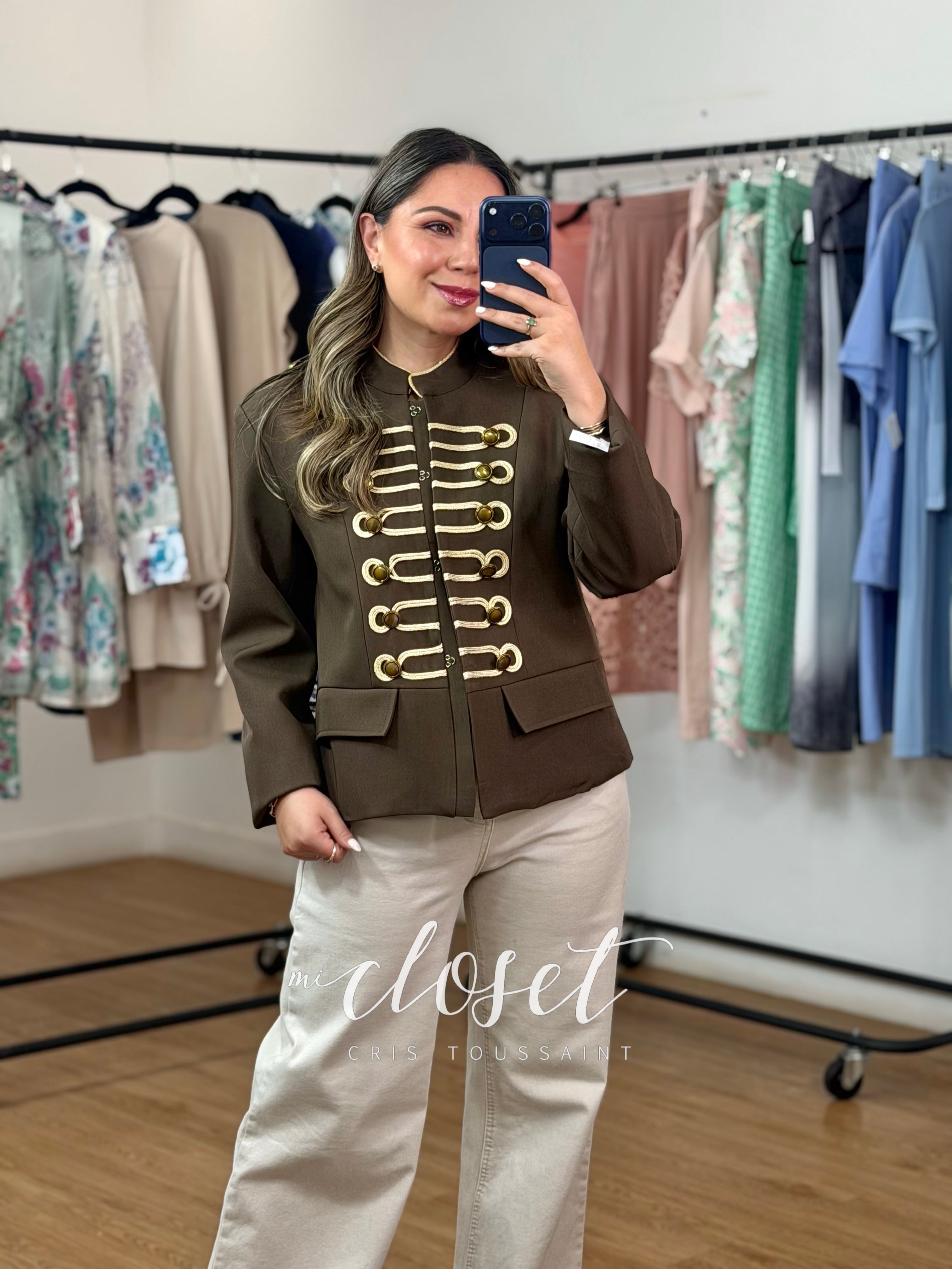 BLAZER ESTILO MILITAR CON BOTONES DECORATIVOS, HOMBRERAS Y FORRO