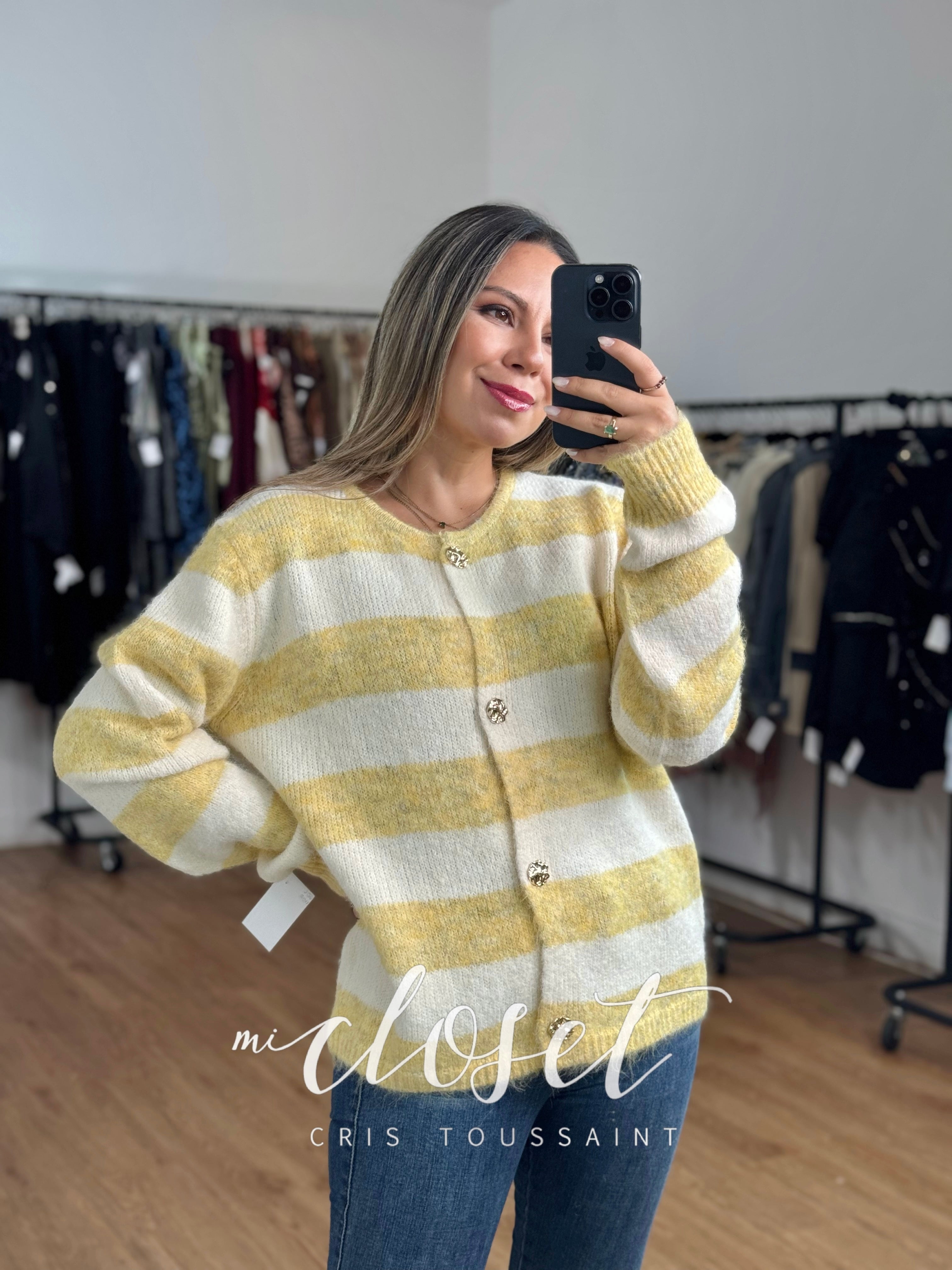 SWEATER BICOLOR CON BOTONES DE FLOR EN COLOR DORADO