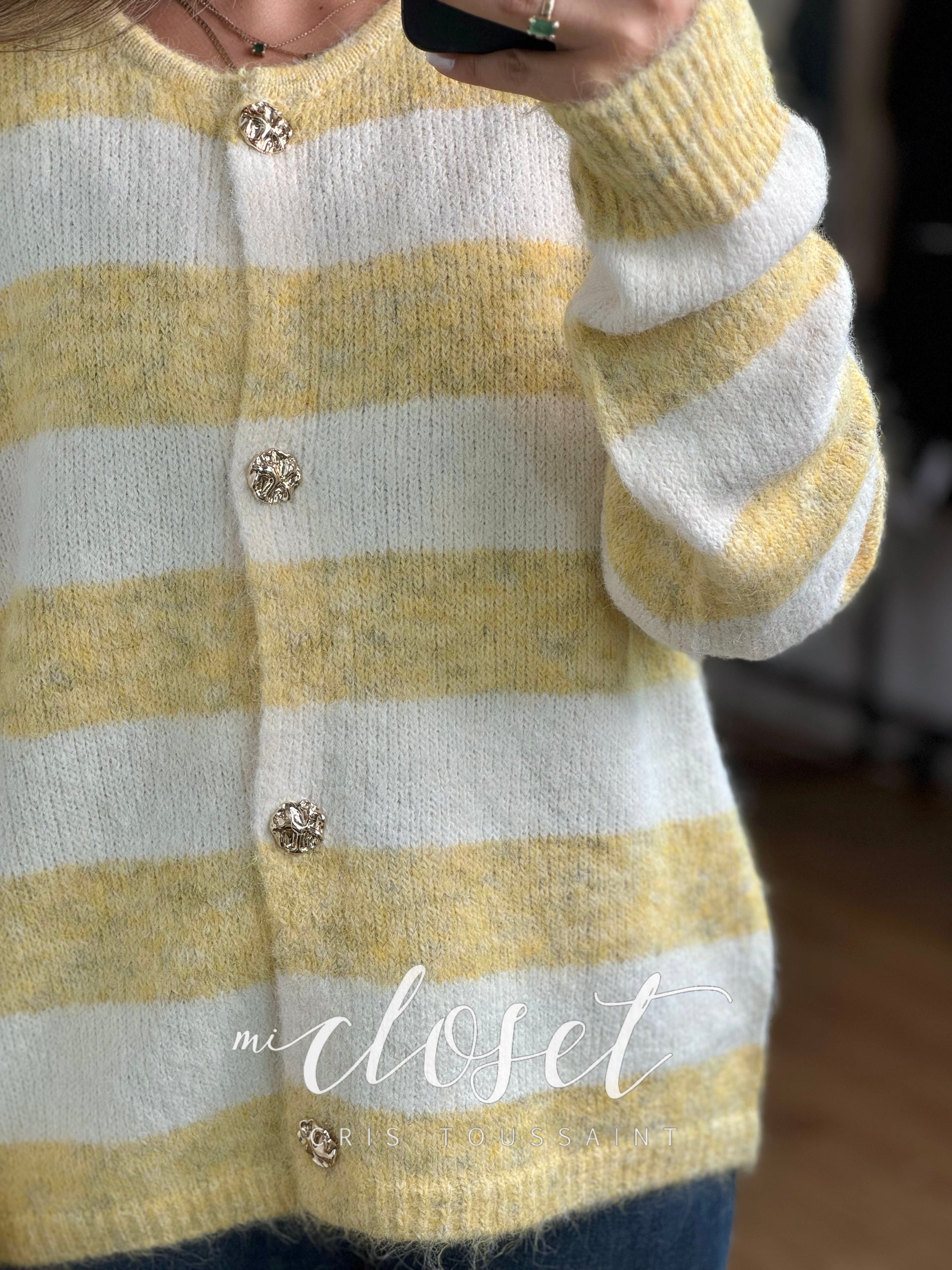 SWEATER BICOLOR CON BOTONES DE FLOR EN COLOR DORADO