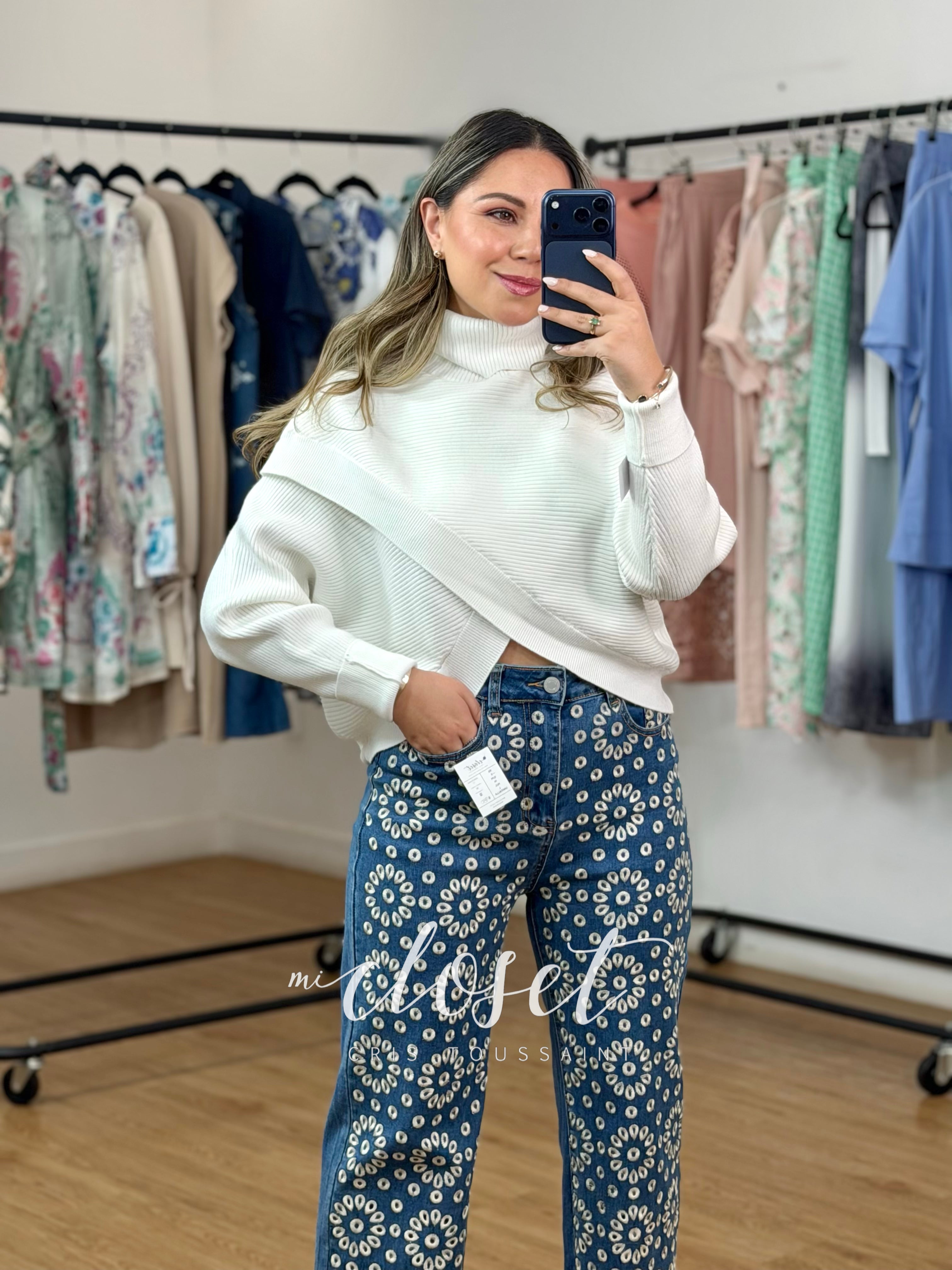 SWEATER CORTO DE CUELLO ALTO CON TEXTURA DE LÍNEAS Y ABERTURA EN PARTE DE EN FRENTE