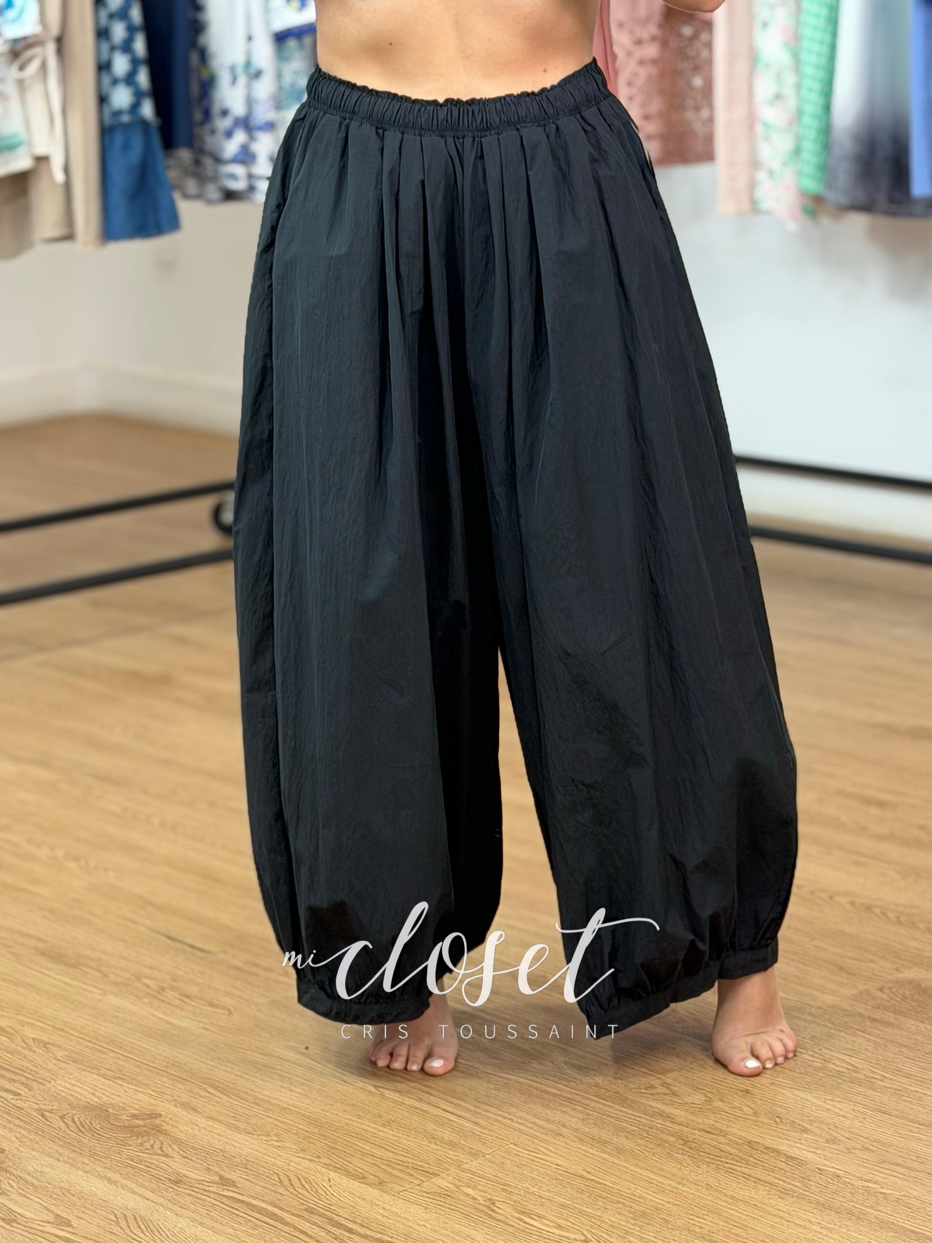 PANTALÓN SÚPER AMPLIO, CORTO, TIPO GLOBO, CON BOLSAS