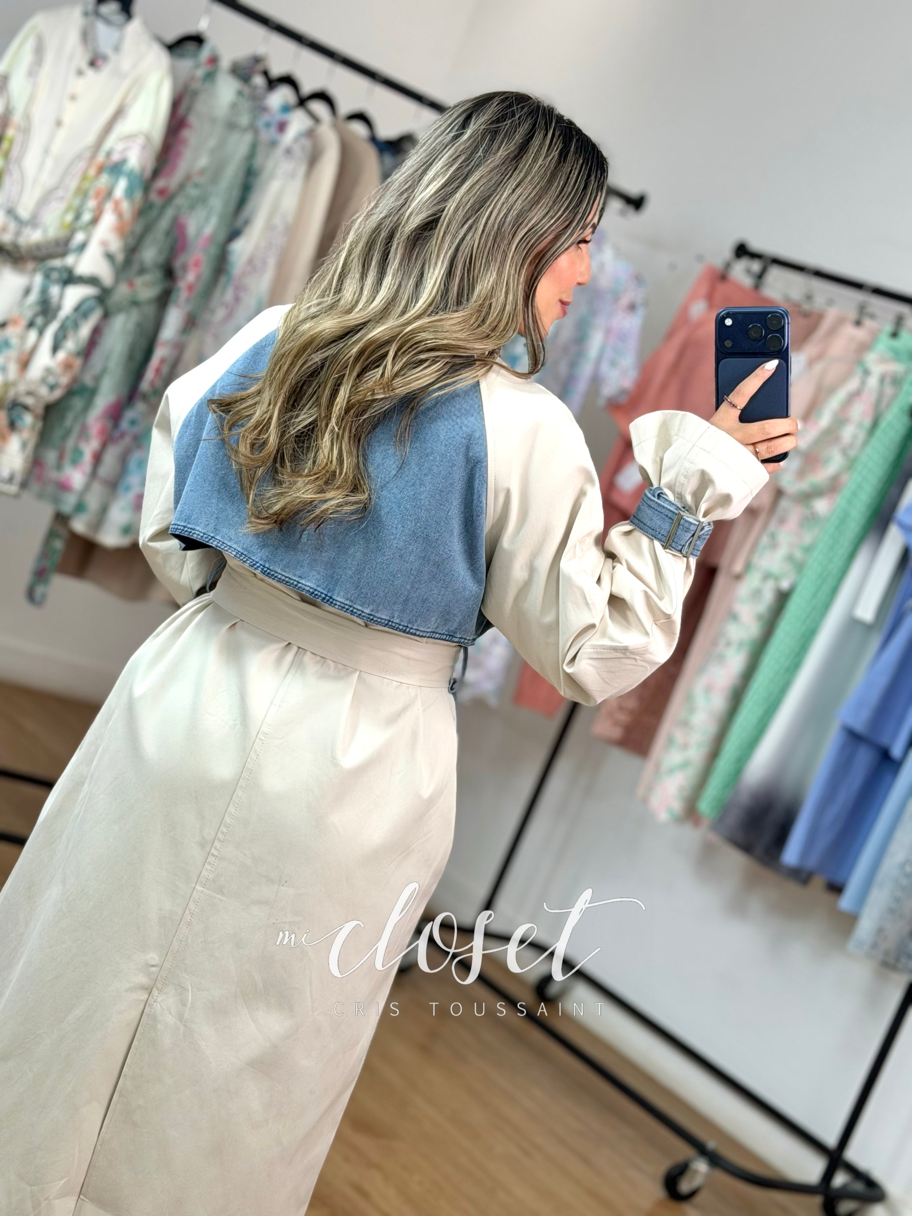 GABARDINA DOBLE TEXTURA, CON BOTONES EN TODO EL FRENTE Y CINTA AJUSTABLE EN MANGAS Y CINTURA; CON FORRO