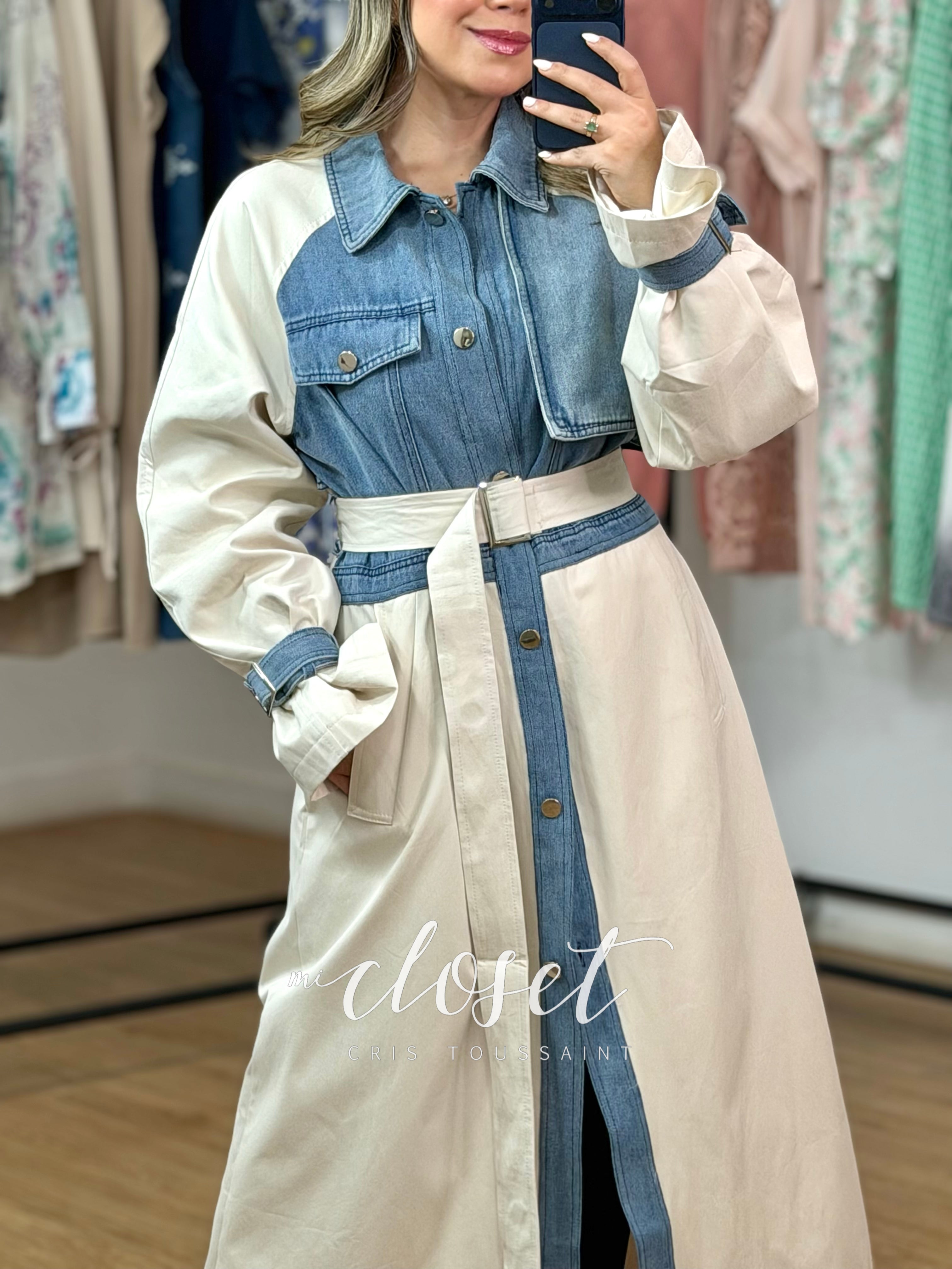 GABARDINA DOBLE TEXTURA, CON BOTONES EN TODO EL FRENTE Y CINTA AJUSTABLE EN MANGAS Y CINTURA; CON FORRO