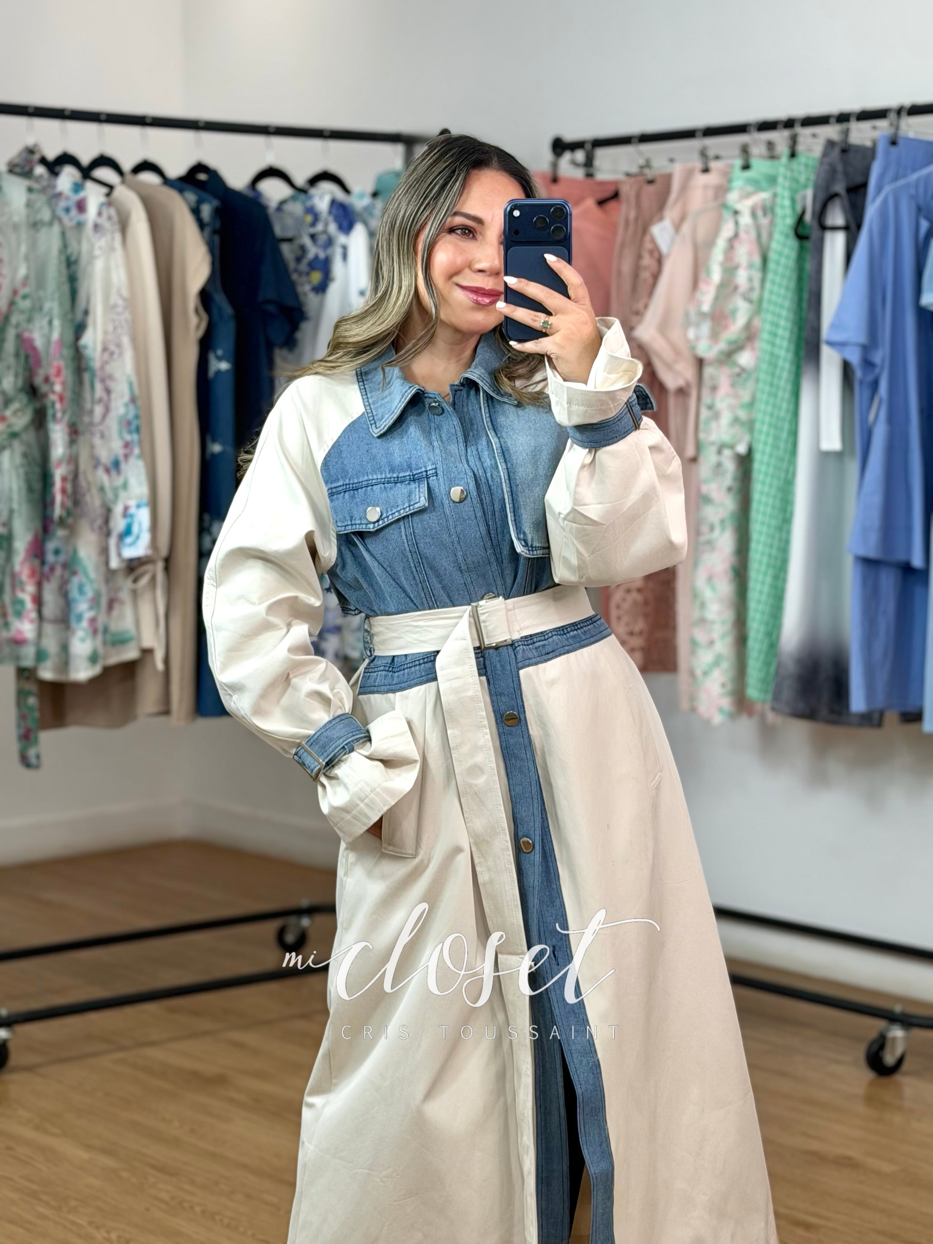 GABARDINA DOBLE TEXTURA, CON BOTONES EN TODO EL FRENTE Y CINTA AJUSTABLE EN MANGAS Y CINTURA; CON FORRO