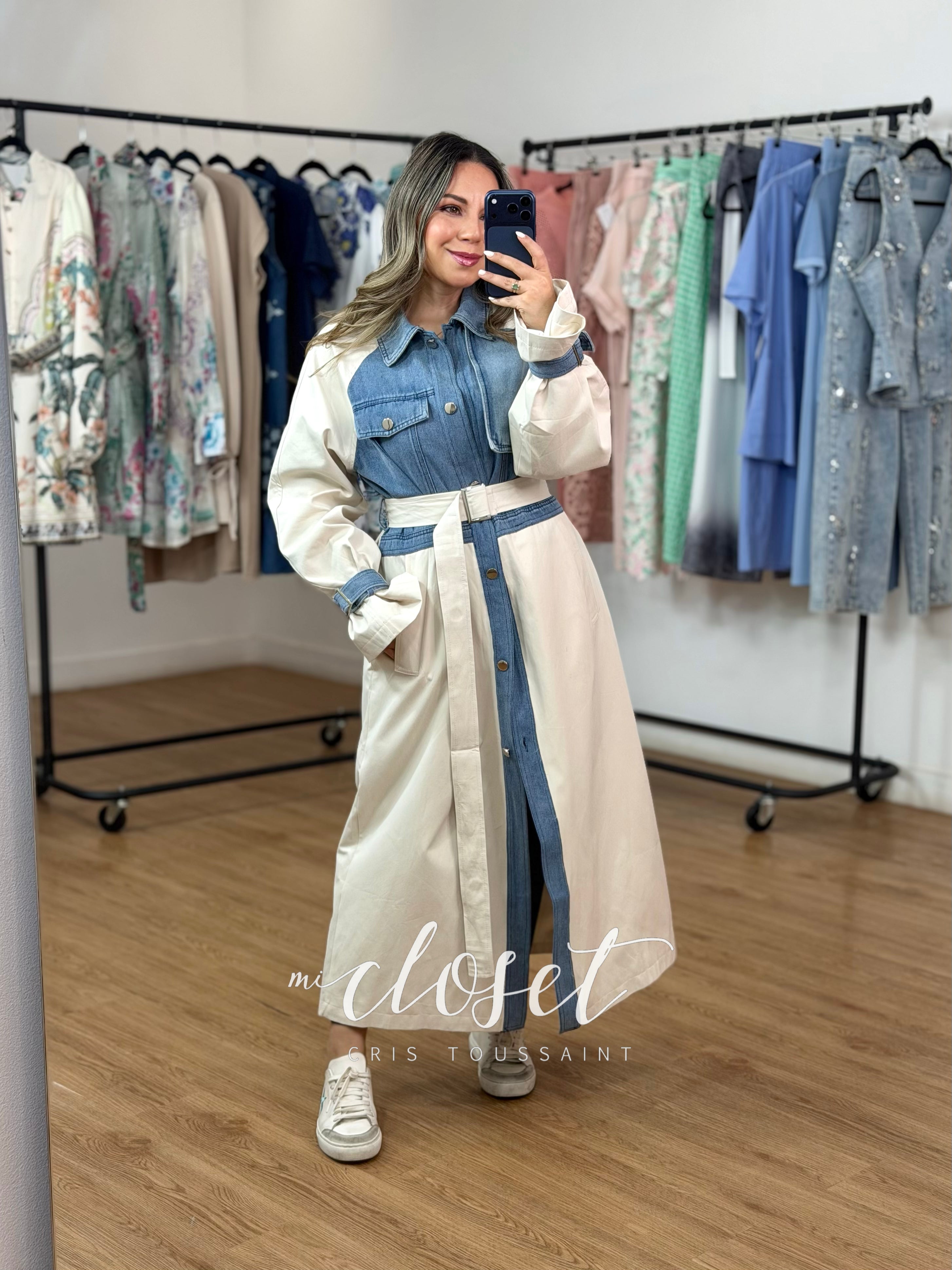 GABARDINA DOBLE TEXTURA, CON BOTONES EN TODO EL FRENTE Y CINTA AJUSTABLE EN MANGAS Y CINTURA; CON FORRO