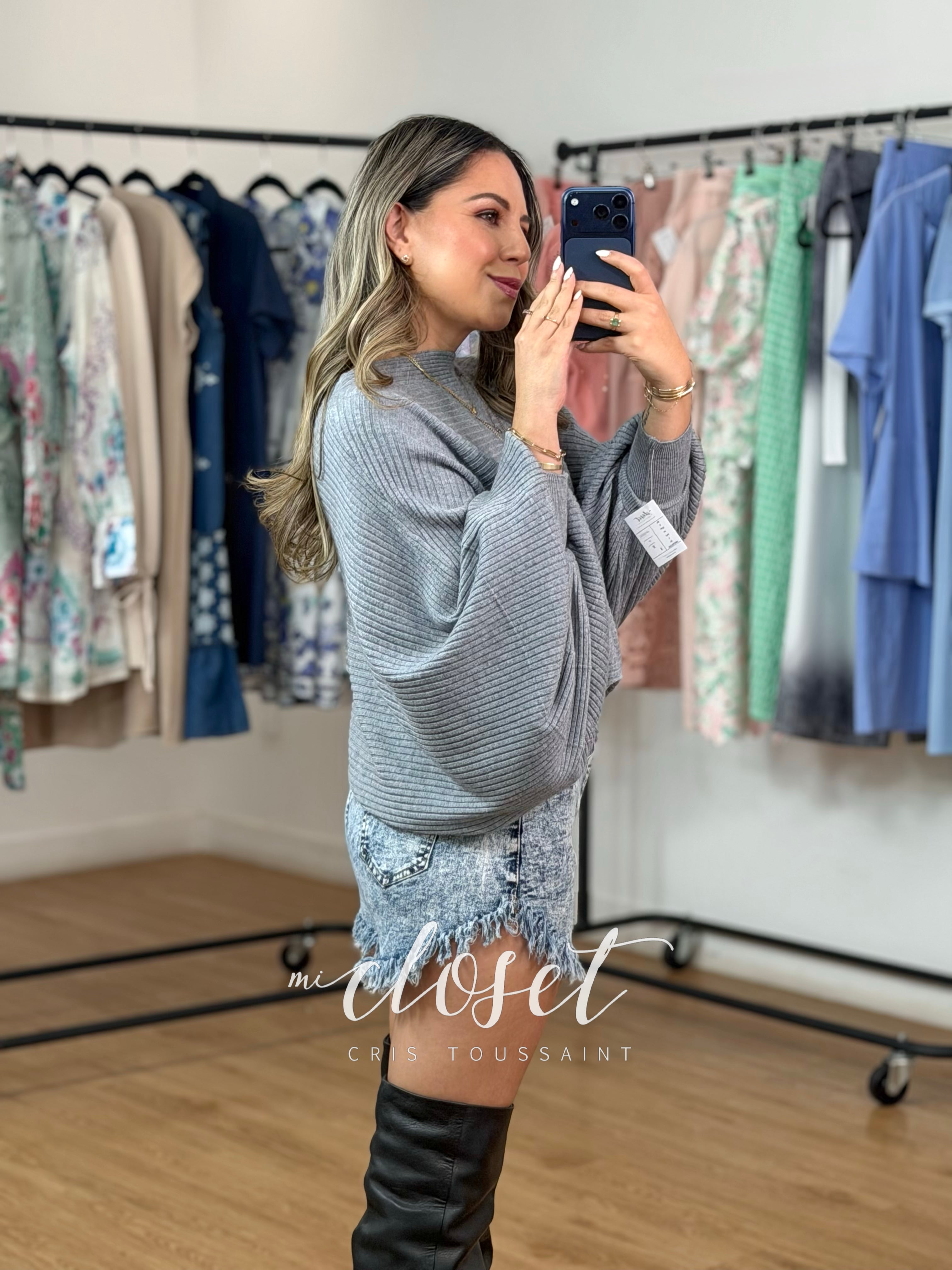 SWEATER MANGA MURCIÉLAGO CON TEXTURA DE LÍNEAS; SÚPER SUAVE