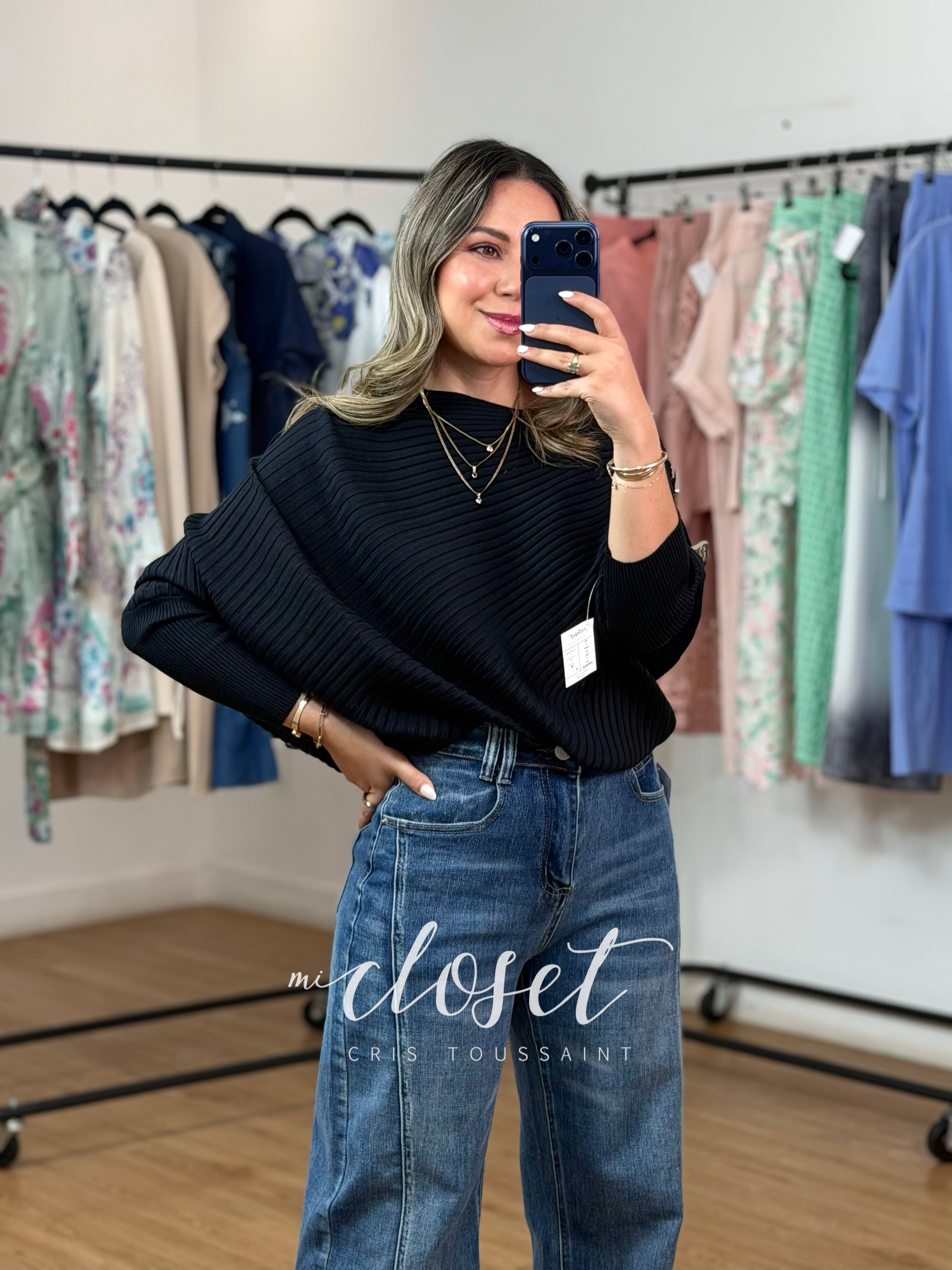 SWEATER AMPLIO CON TEXTURA DE LÍNEAS Y PRENDEDORES EN HOMBRO (DESMONTABLES); MANGA MURCIÉLAGO, SÚPER SUAVE