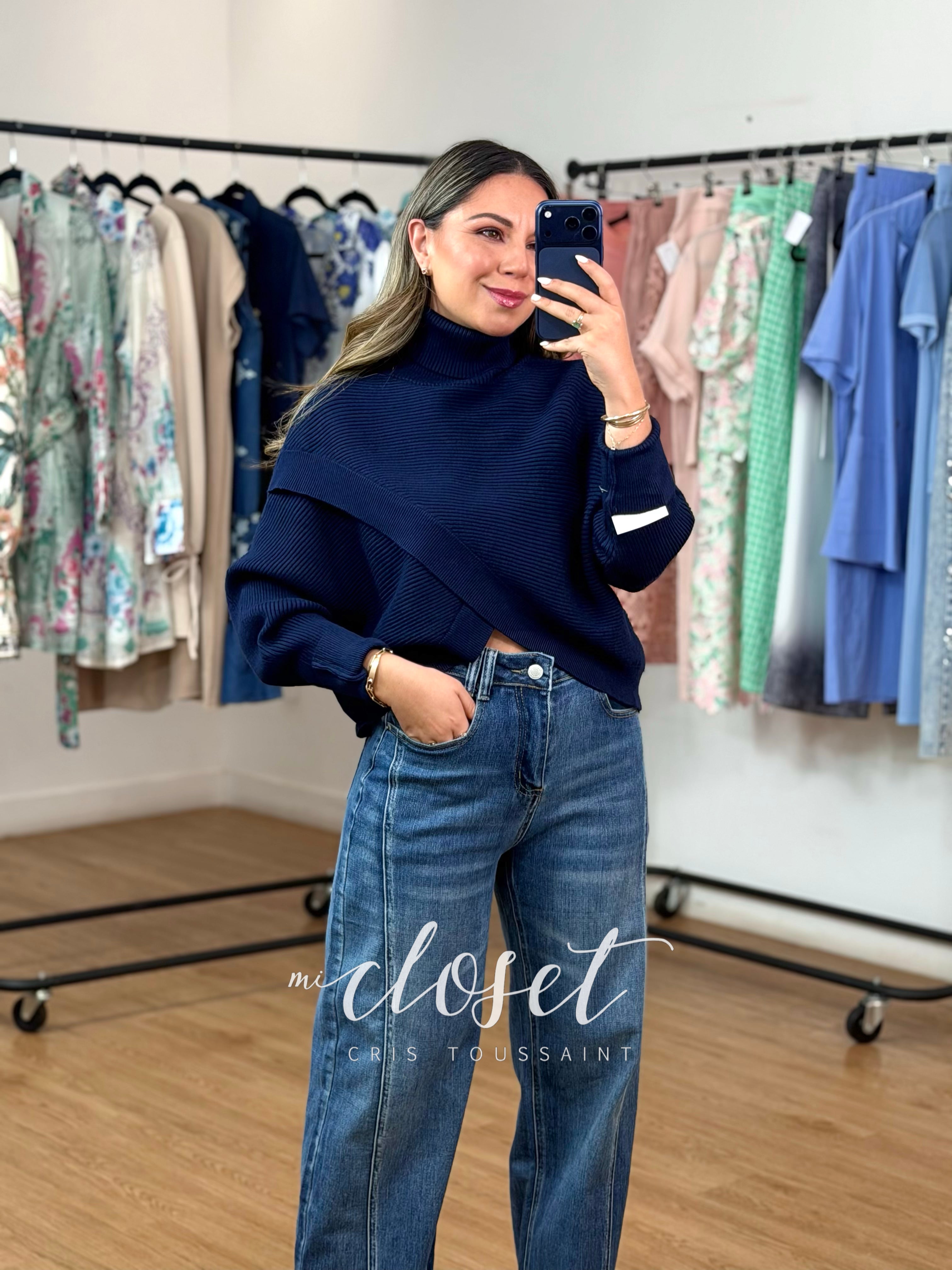 SWEATER CORTO DE CUELLO ALTO CON TEXTURA EN LÍNEAS Y ABERTURA EN PARTE DE EN FRENTE