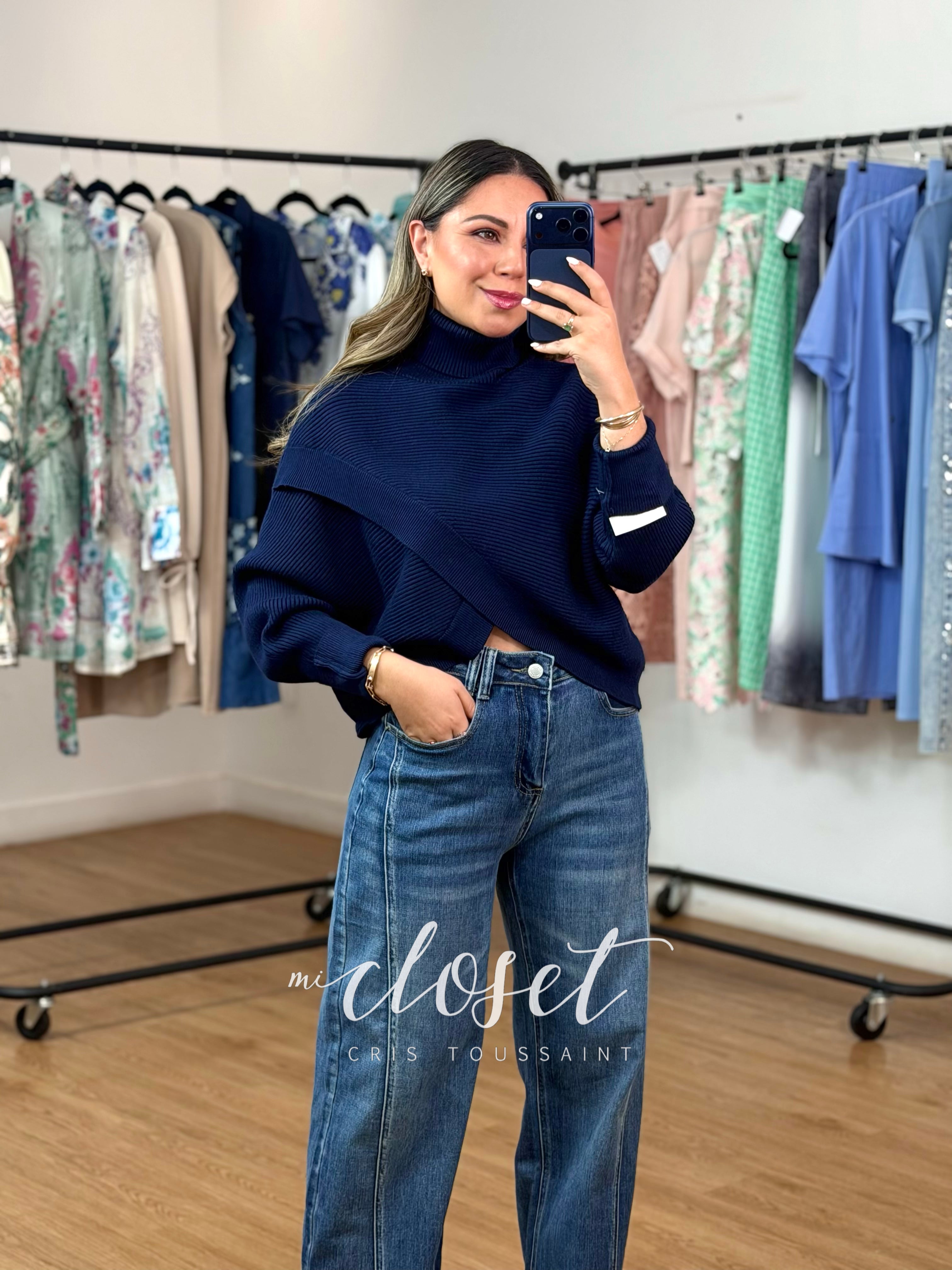 SWEATER CORTO DE CUELLO ALTO CON TEXTURA EN LÍNEAS Y ABERTURA EN PARTE DE EN FRENTE