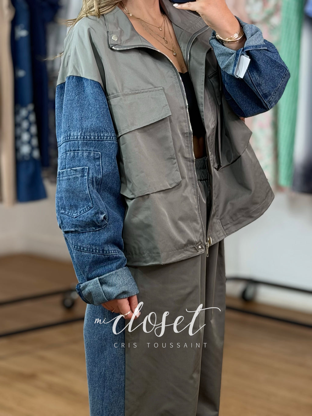 CONJUNTO DOBLE TEXTURA, MEZCLILLA Y TELA TIPO GABARDINA, CON CINTA AJUSTABLE EN CINTURA