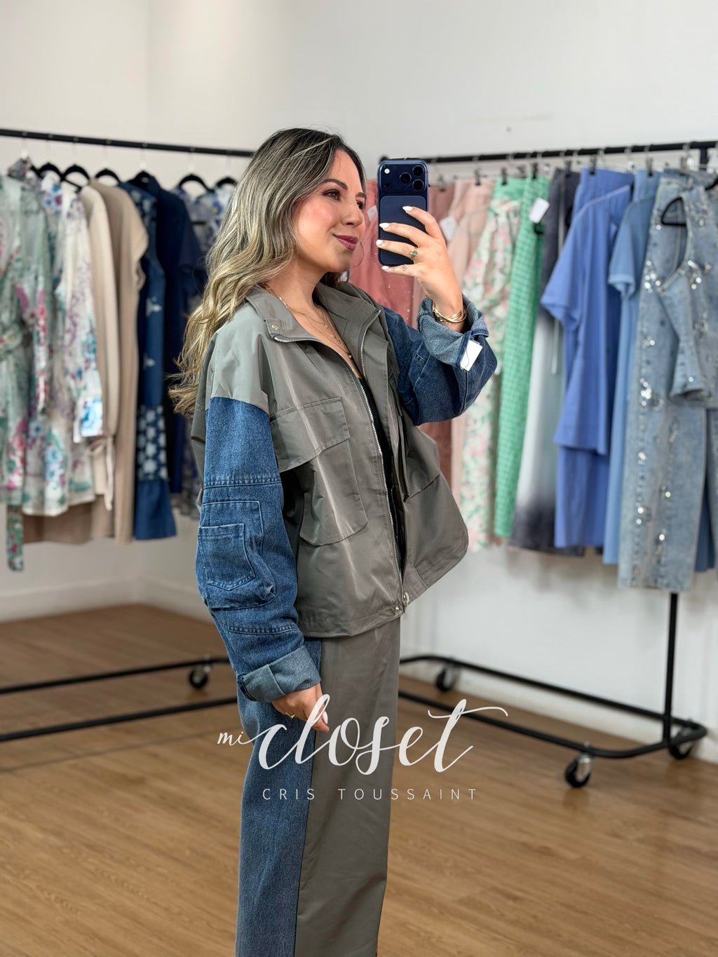 CONJUNTO DOBLE TEXTURA, MEZCLILLA Y TELA TIPO GABARDINA, CON CINTA AJUSTABLE EN CINTURA